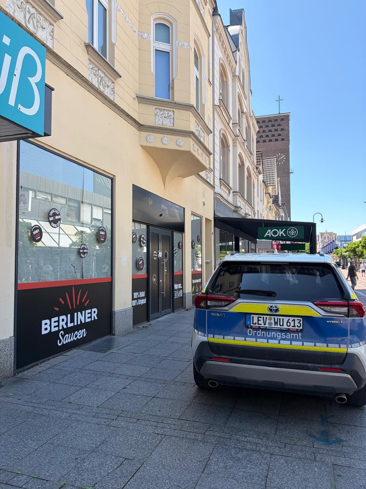 Versiegelte Türen: Die Bauarbeiten in der „Haus des Döners“-Filiale am Wiesdorfer Platz ruhen derzeit.