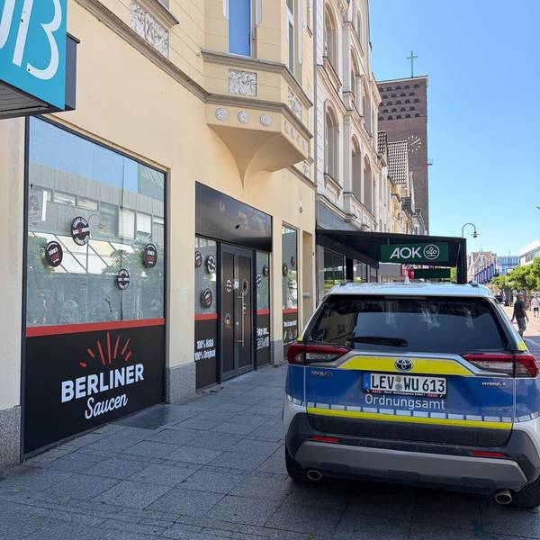 Versiegelte Türen: Die Bauarbeiten in der „Haus des Döners“-Filiale am Wiesdorfer Platz ruhen derzeit.