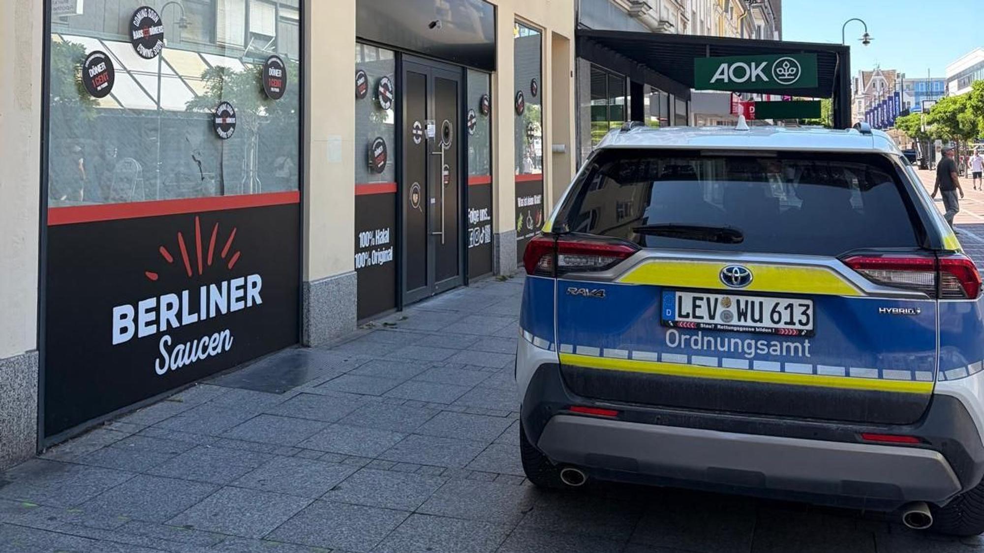 Versiegelte Türen: Die Bauarbeiten in der „Haus des Döners“-Filiale am Wiesdorfer Platz ruhen derzeit.