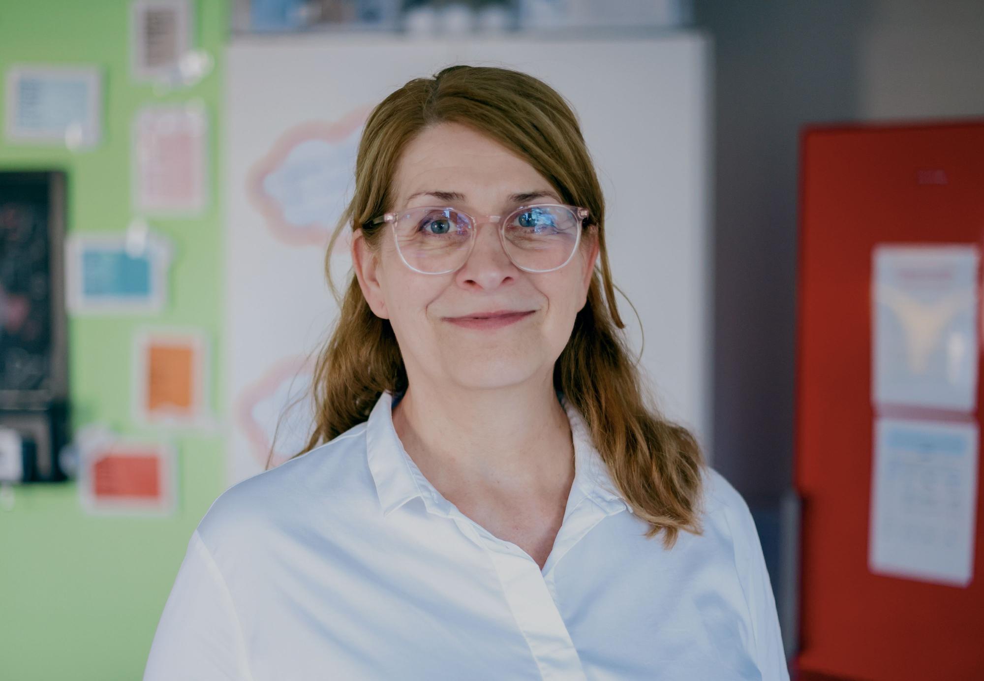 28.07.2026, Köln: Musiktherapeutin Anna Fischer betreut Zwillinge nach deren Frühgeburt in der Frauenklinik der Universitätsklinik Köln. Foto: Thilo Schmülgen
