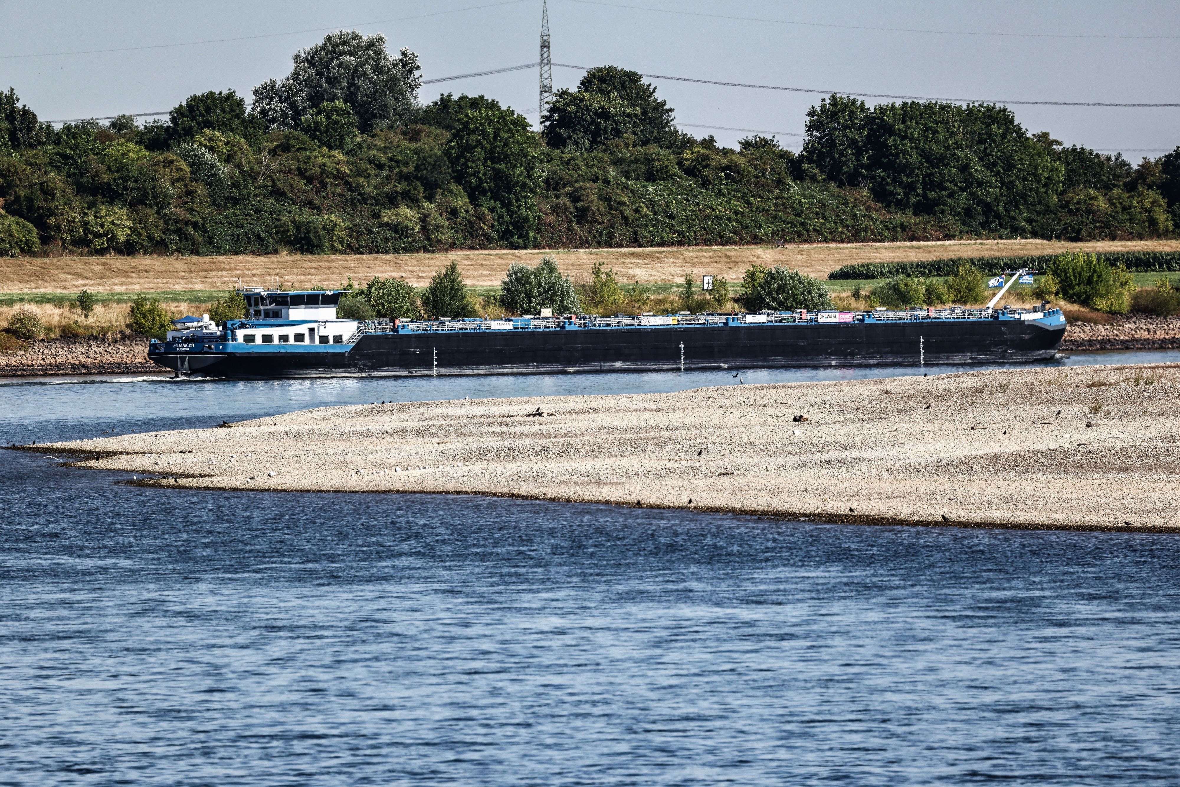 Ein Schiff fährt bei Niedrigwasser bei Dormagen über den Rhein.