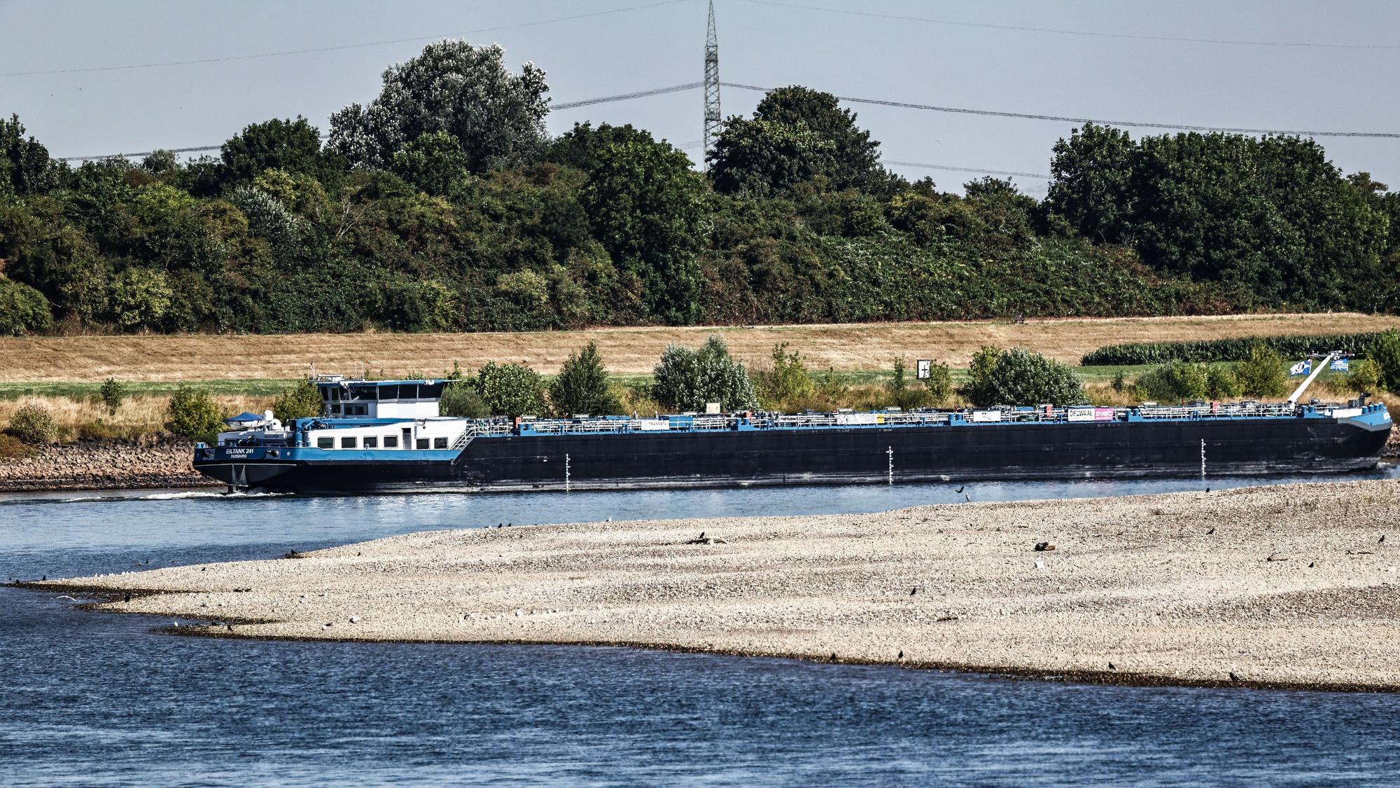 28.07.2026, Nordrhein-Westfalen, Köln: Ein Schiff fährt bei Niedrigwasser bei Dormagen über den Rhein. Foto: Oliver Berg/dpa +++ dpa-Bildfunk +++