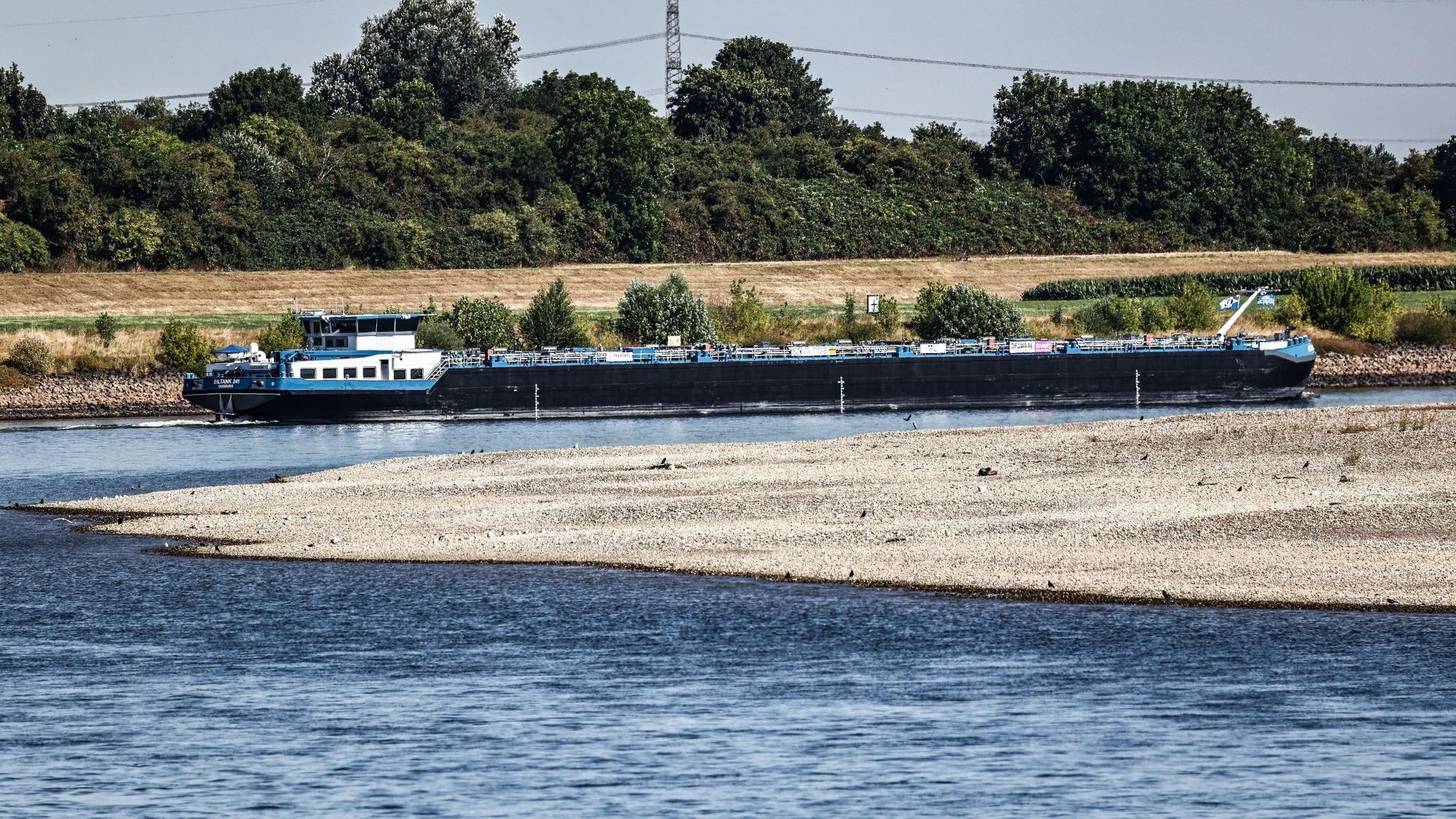 Ein Schiff fährt bei Niedrigwasser bei Dormagen über den Rhein.