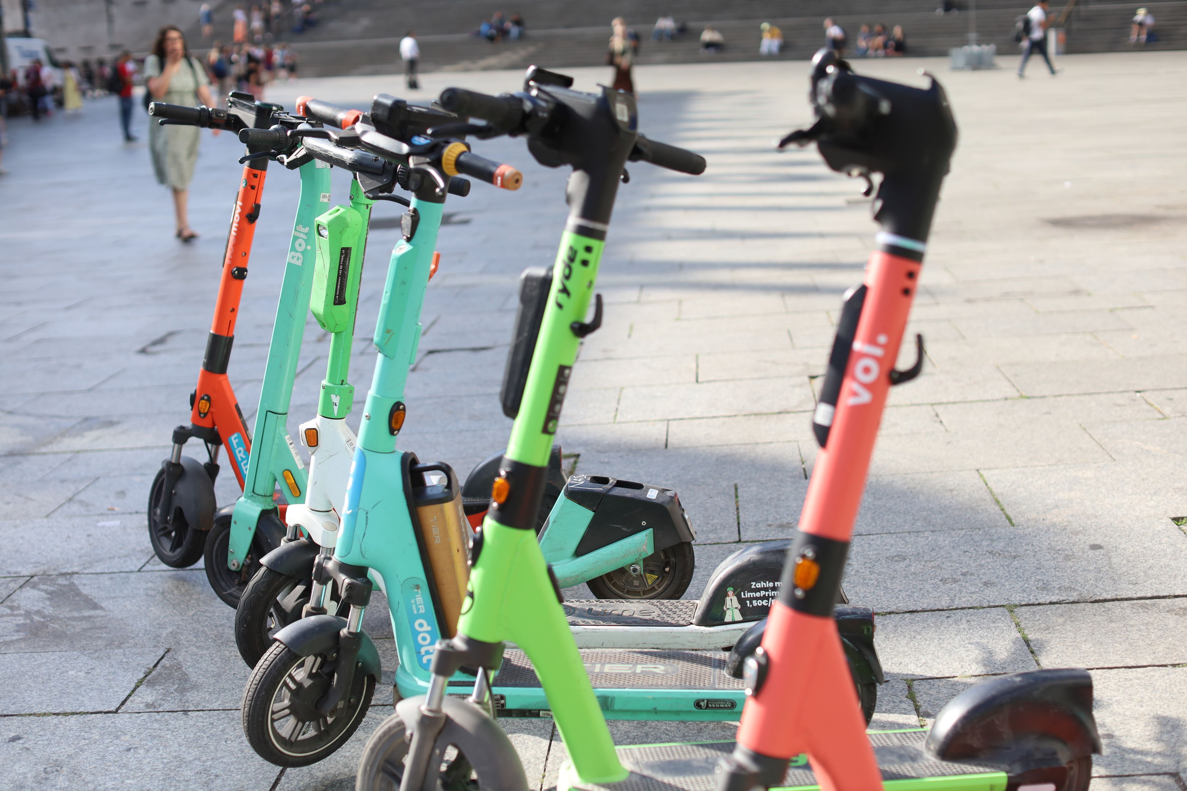 In der Kölner Innenstadt gab es einen Unfall, in den ein E-Scooter-Fahrer verwickelt war (Symbolbild).