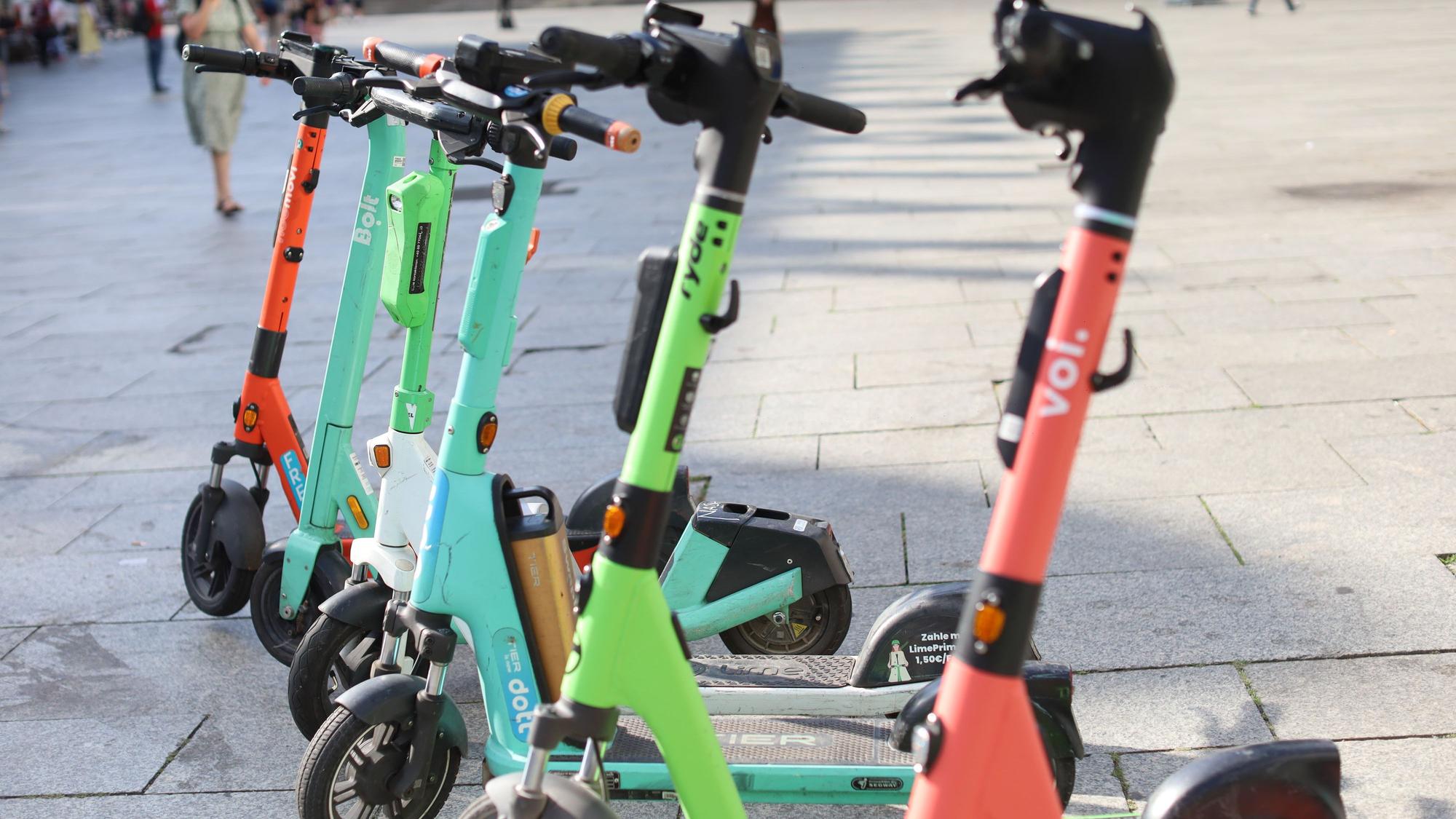 In der Kölner Innenstadt gab es einen Unfall, in den ein E-Scooter-Fahrer verwickelt war (Symbolbild).