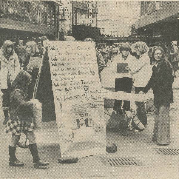 Blick ins KStA-Archiv: Vor 50 Jahren sammelten die Gründerinnen von „Frauen helfen Frauen“ Unterschriften in der Schildergasse um nachzuweisen, dass es einen Bedarf für ein erstes Frauenhaus in Köln gibt.