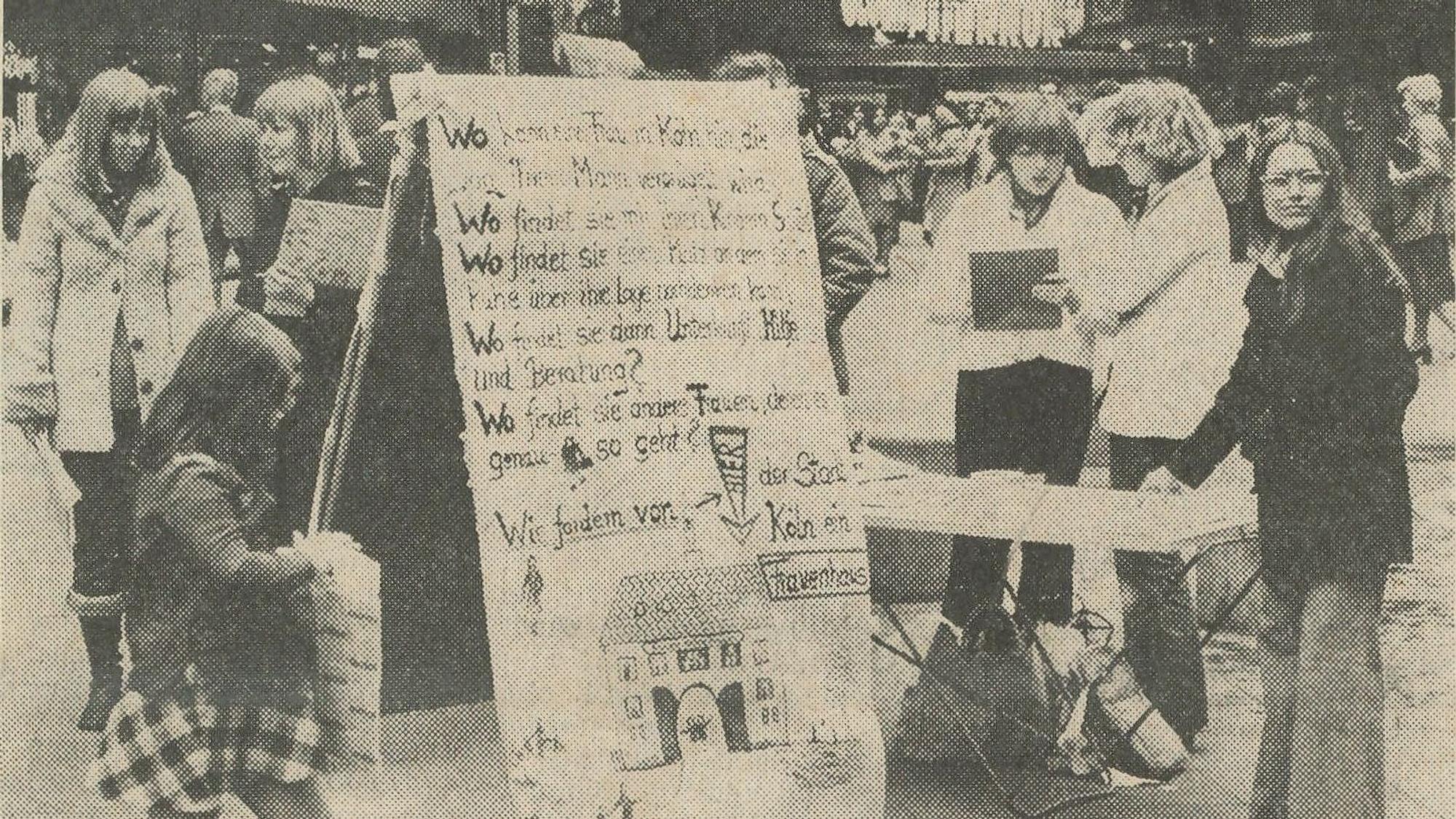 Blick ins KStA-Archiv: Vor 50 Jahren sammelten die Gründerinnen von „Frauen helfen Frauen“ Unterschriften in der Schildergasse um nachzuweisen, dass es einen Bedarf für ein erstes Frauenhaus in Köln gibt.