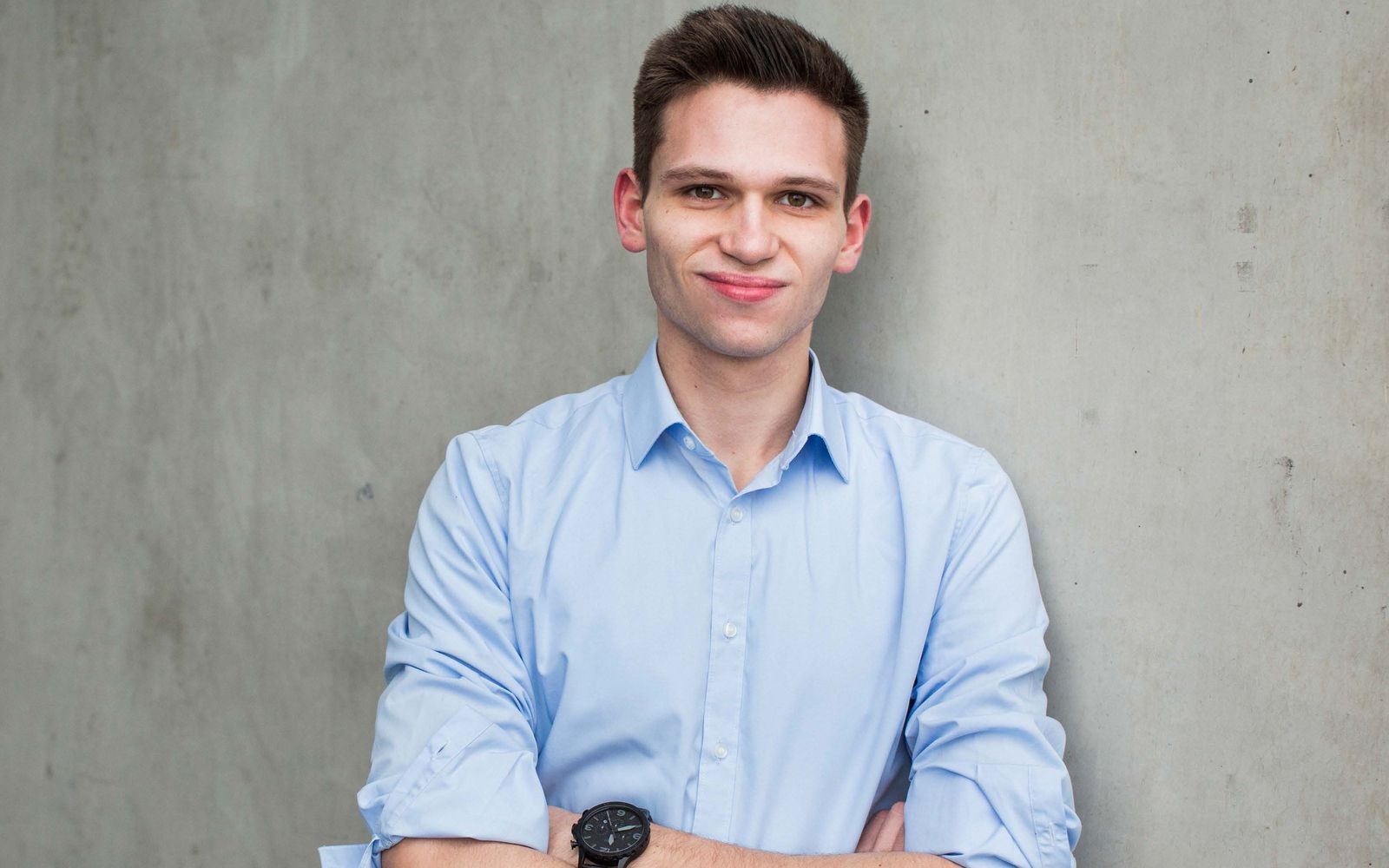 Fabian Köster ist seit 2016 als Außenreporter der Satire-Nachrichtensendung „heute-show“ im ZDF im Einsatz. Der Kölner tourt mit seinen Bühnenprogrammen durch die Republik und produziert mit dem ehemaligen Fußball-Nationalspieler Jonas Hector den Podcast „Schlag und Fertig“. Nun moderiert er sogar eine Quizshow. (Bild: ZDF/Fabian Stuertz)