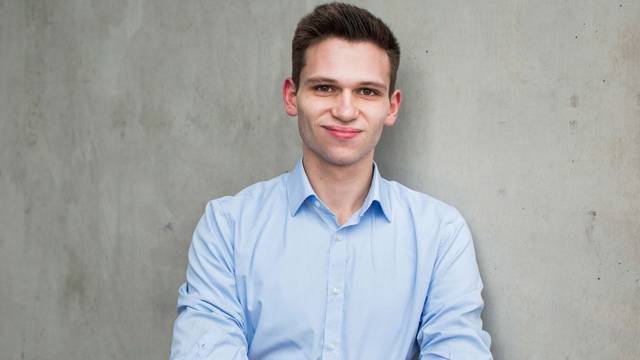Fabian Köster ist seit 2016 als Außenreporter der Satire-Nachrichtensendung „heute-show“ im ZDF im Einsatz. Der Kölner tourt mit seinen Bühnenprogrammen durch die Republik und produziert mit dem ehemaligen Fußball-Nationalspieler Jonas Hector den Podcast „Schlag und Fertig“. Nun moderiert er sogar eine Quizshow. (Bild: ZDF/Fabian Stuertz)