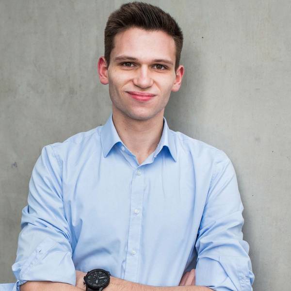Fabian Köster ist seit 2016 als Außenreporter der Satire-Nachrichtensendung „heute-show“ im ZDF im Einsatz. Der Kölner tourt mit seinen Bühnenprogrammen durch die Republik und produziert mit dem ehemaligen Fußball-Nationalspieler Jonas Hector den Podcast „Schlag und Fertig“. Nun moderiert er sogar eine Quizshow. (Bild: ZDF/Fabian Stuertz)