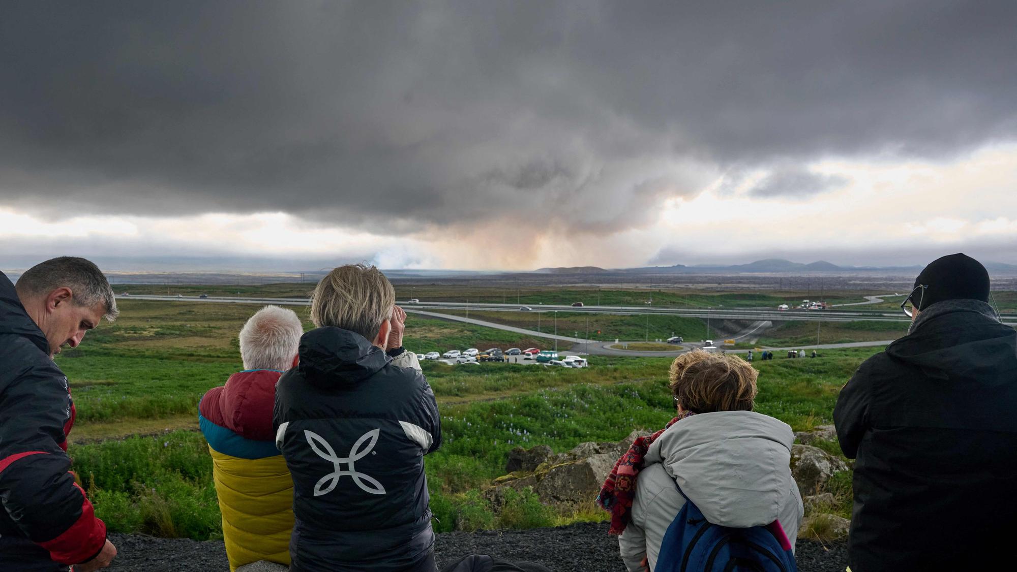 Touristen beobachten den Vulkanausbruch in der Nähe von Grindavik im Jahr 2025.