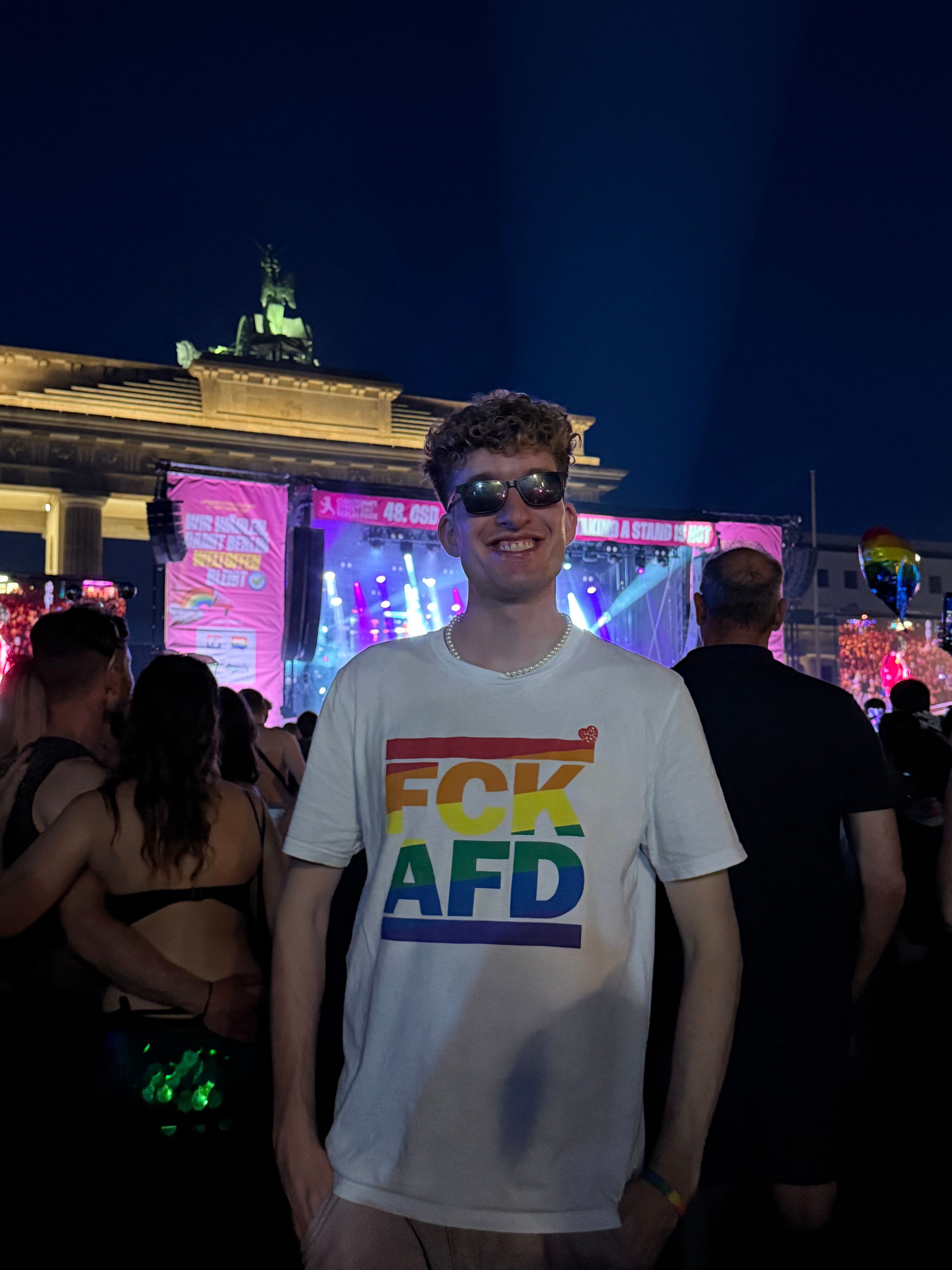 Pascal Gleich aus Bergneustadt steht im Moment des Anschlages auf den CSD in Berlin an der Bühne am Brandenburger Tor.