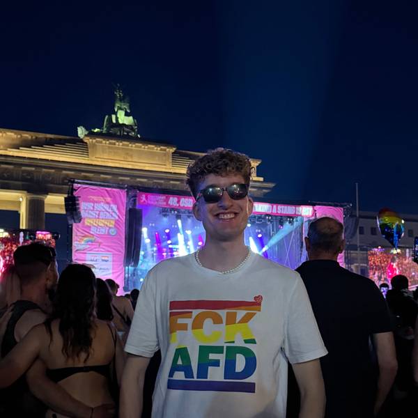 Pascal Gleich aus Bergneustadt steht im Moment des Anschlages auf den CSD in Berlin an der Bühne am Brandenburger Tor.