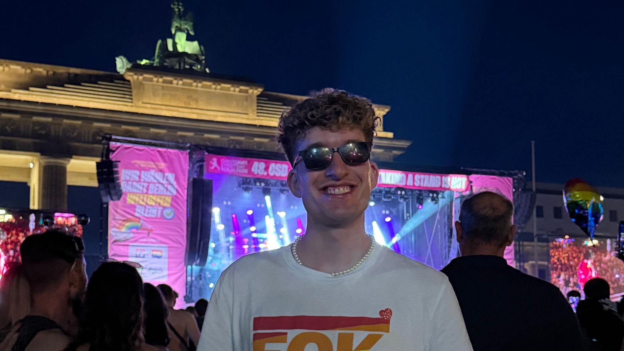 Pascal Gleich aus Bergneustadt steht im Moment des Anschlages auf den CSD in Berlin an der Bühne am Brandenburger Tor.