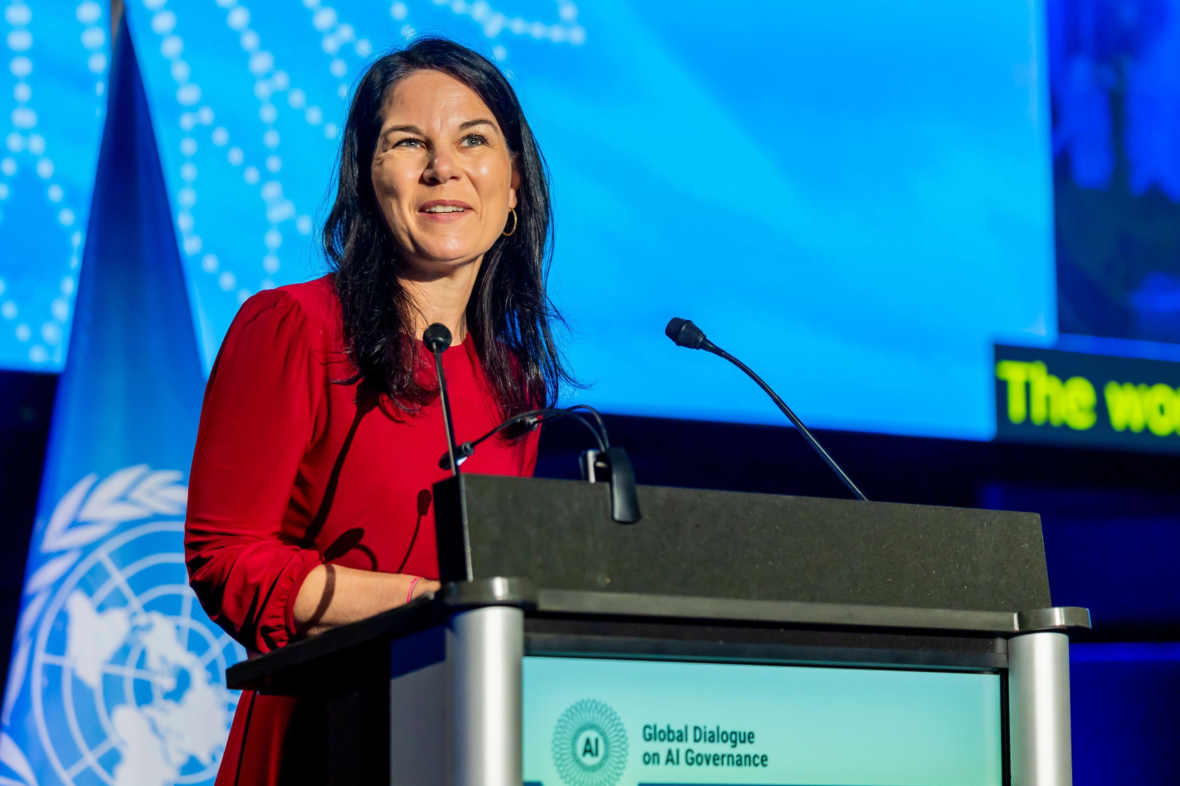 Annalena Baerbock, Präsidentin der Generalversammlung der Vereinten Nationen, hält im Palexpo während der Eröffnungszeremonie des „Global Dialogue on AI Governance“ eine Rede.