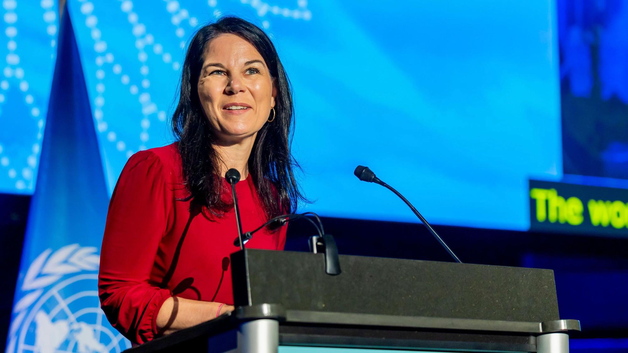 Annalena Baerbock, Präsidentin der Generalversammlung der Vereinten Nationen, hält im Palexpo während der Eröffnungszeremonie des „Global Dialogue on AI Governance“ eine Rede.