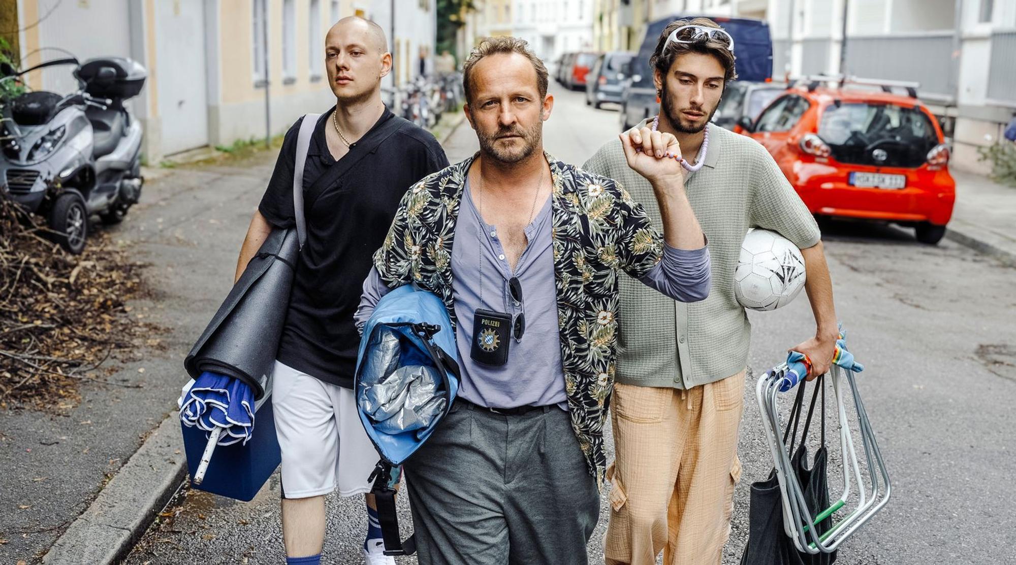 Stadtsheriff Eddie Kolozecik (Maximilian Brückner, Mitte) hat die zwei Drogendealer Moritz (Emil Vorbrugg, links) und Max (Julian Baschab) festgenommen. Ob das für die ersehnte Beförderung reicht? (Bild: ARD Degeto Film/new!move films/Hendrik Heiden)
