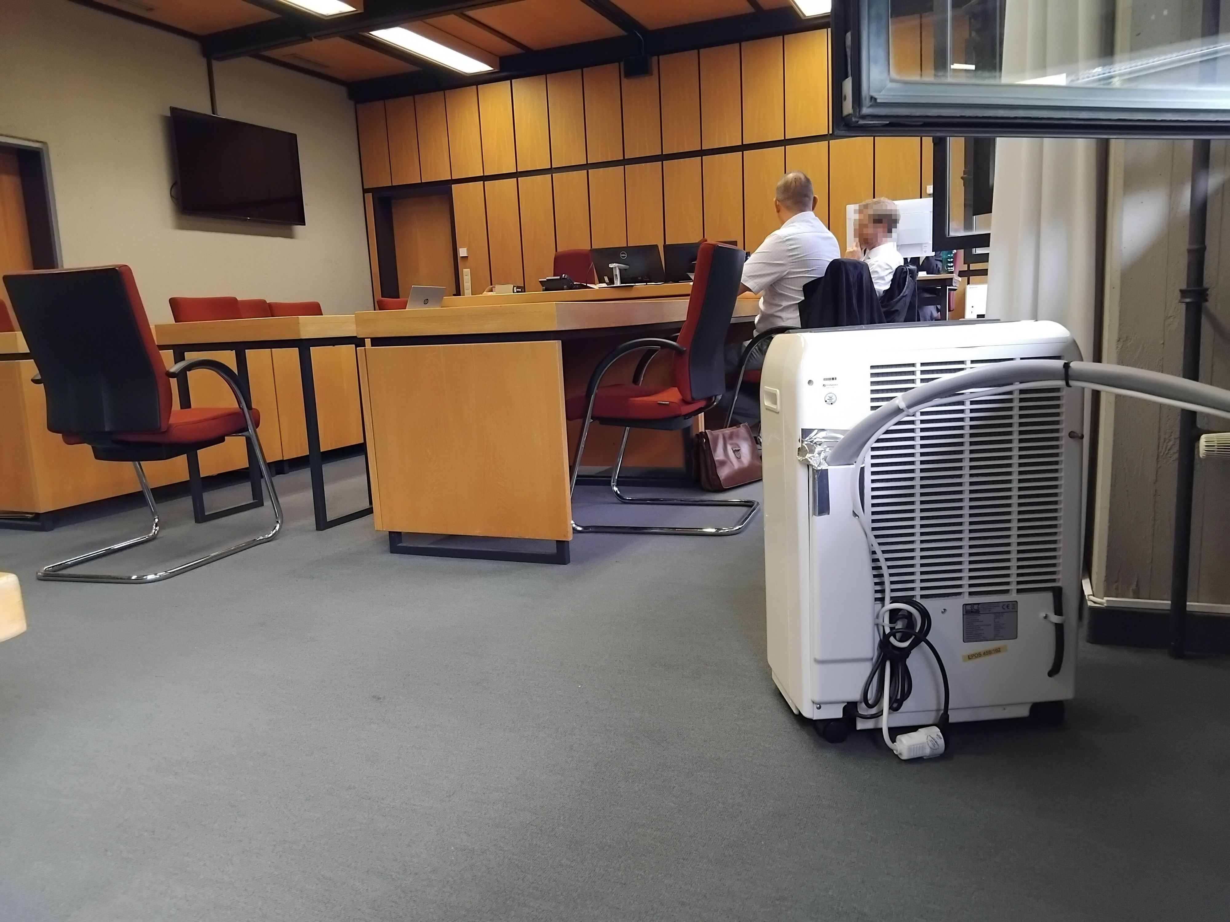 Ein kleines Klimagerät im Gerichtssaal.