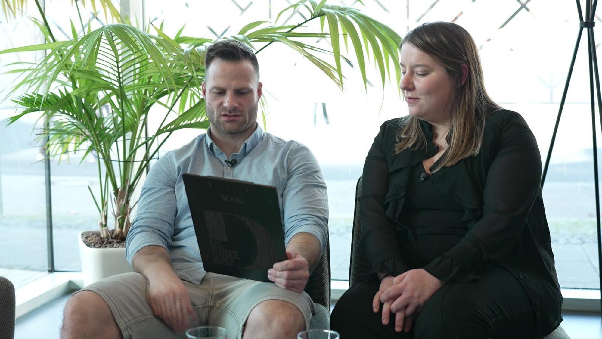Wird Fisch-Skeptiker Kevin mit Julias Hauptspeise glücklich werden? Michelle ist da optimistisch. (Bild: RTL)