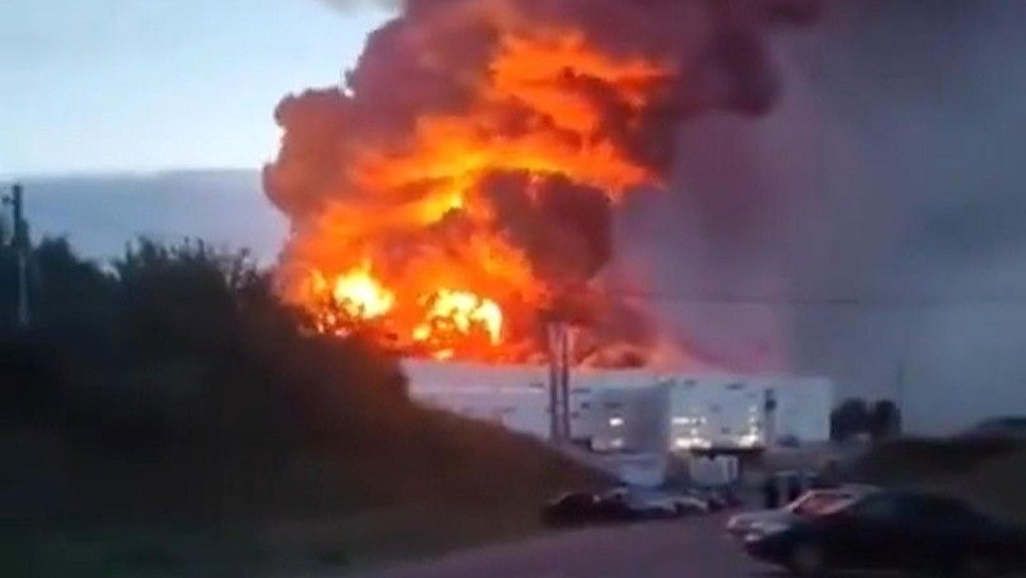 Ein Screenshot aus einem Video soll ein Feuer in einem Wildberries-Logistikzentrum in Pensa zeigen.