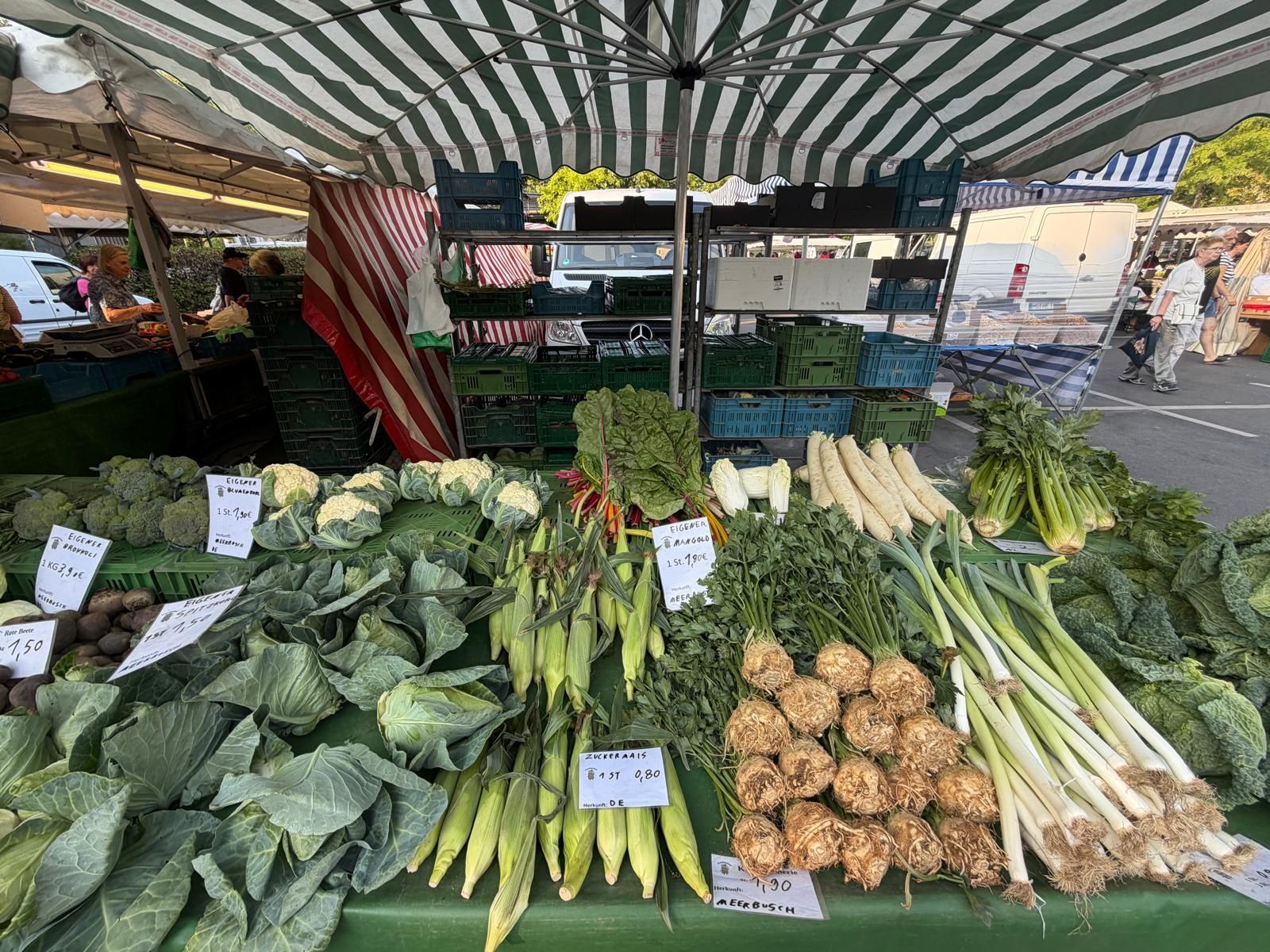 Kisten voller frischer Ware: Auf dem Wochenmarkt in Opladen verkauft Markus Frenken Produkte vom Frenkenhof.