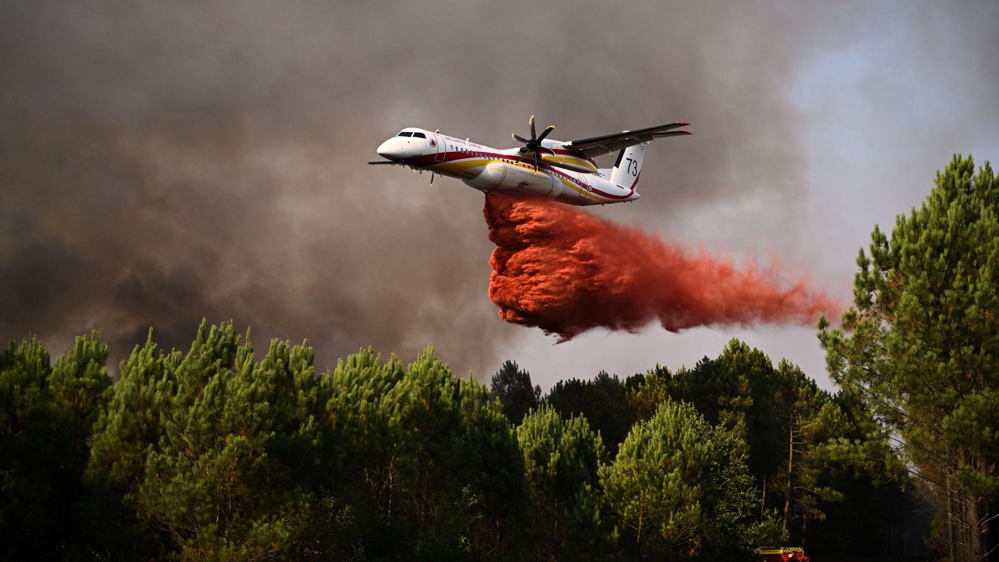 29.07.2026, Frankreich, Blagon: Eine De Havilland Canada Dash 8-400 versprüht Löschmittel, während sie bei den Waldbränden im Südwesten Frankreichs über einen Wald fliegt. Foto: Emma Da Silva/AP/dpa +++ dpa-Bildfunk +++