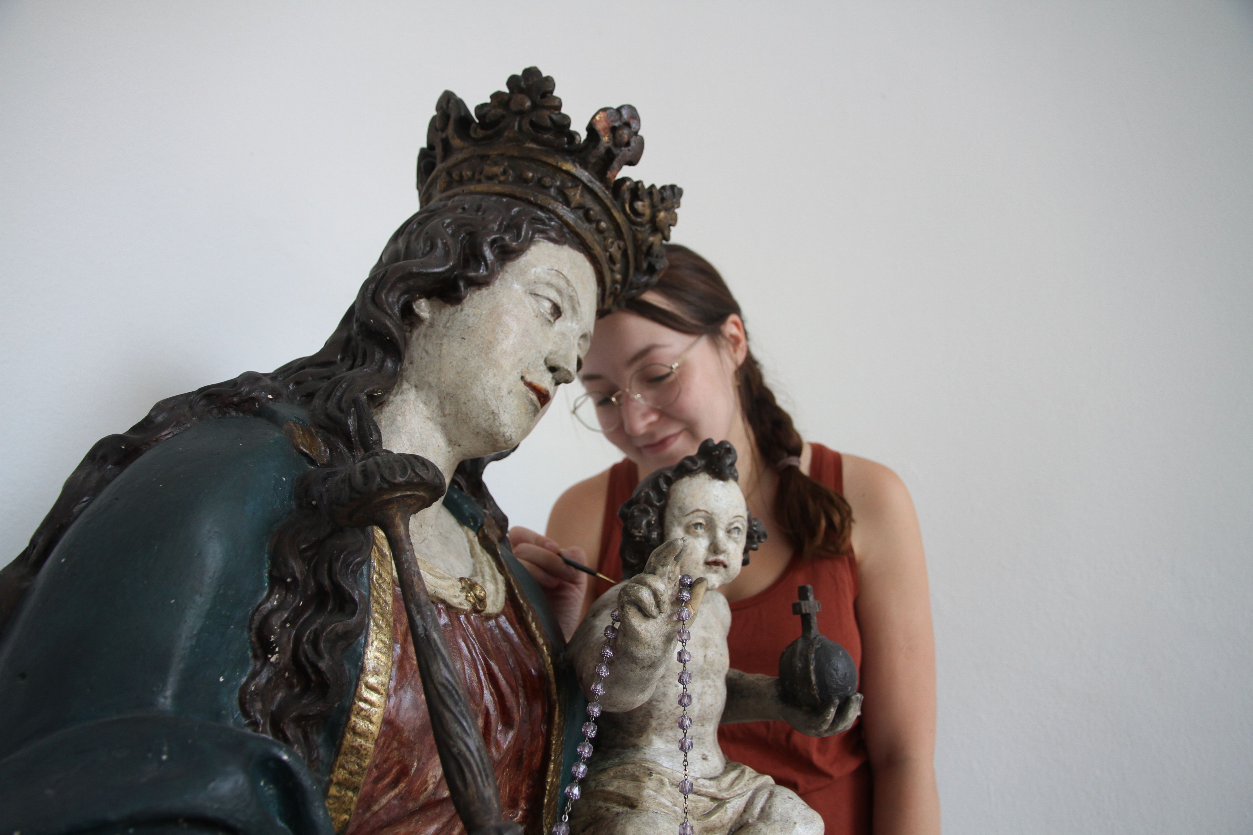 Johanna Baldus (links) restauriert die Marienfigur in der kleinen Kapelle an der Siegburger Mühlenstraße