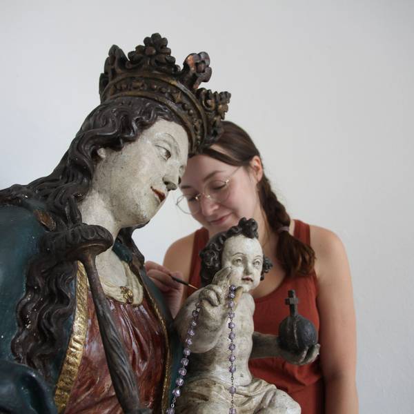 Johanna Baldus (links) restauriert die Marienfigur in der kleinen Kapelle an der Siegburger Mühlenstraße