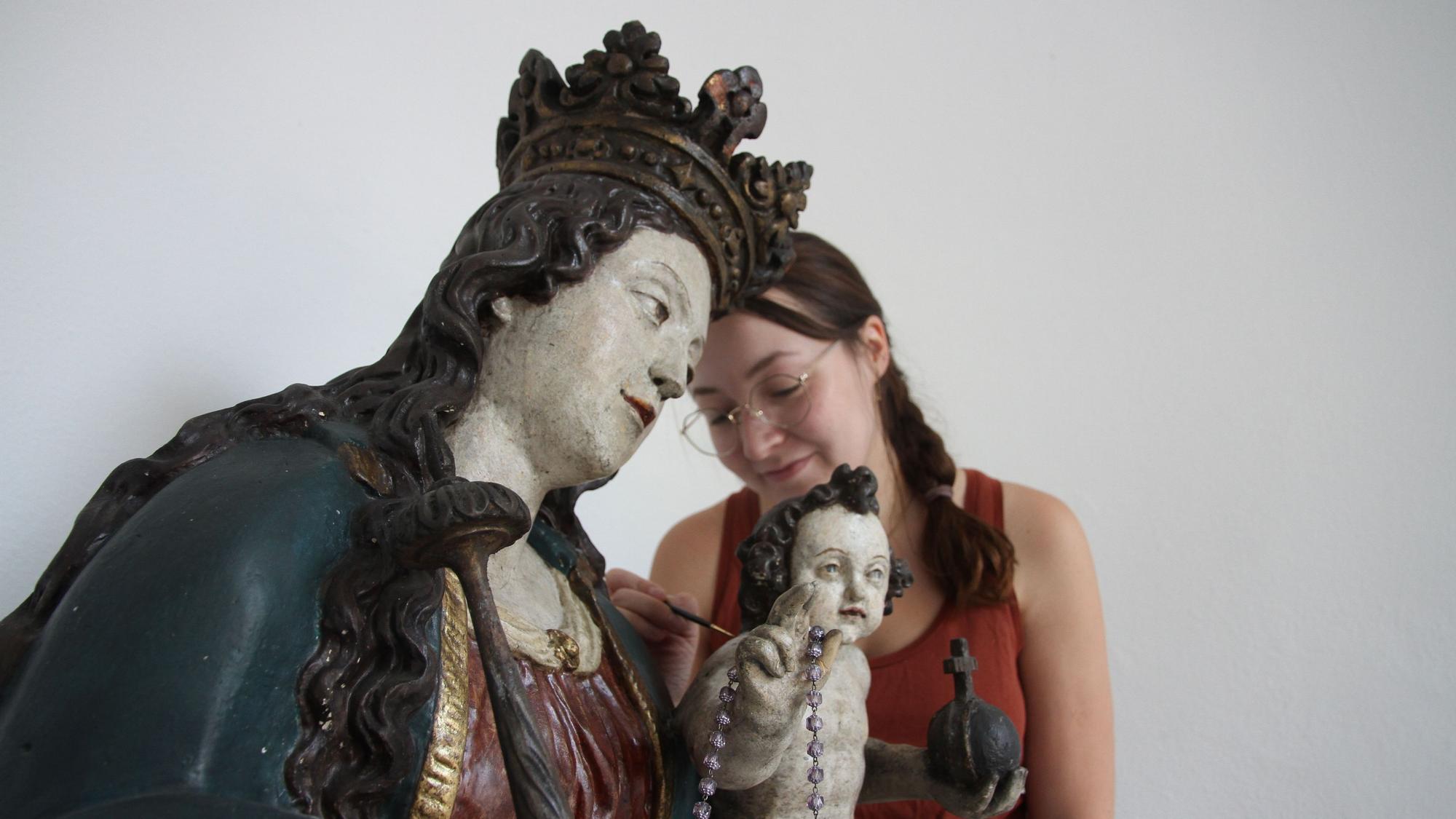 Johanna Baldus (links) restauriert die Marienfigur in der kleinen Kapelle an der Siegburger Mühlenstraße
