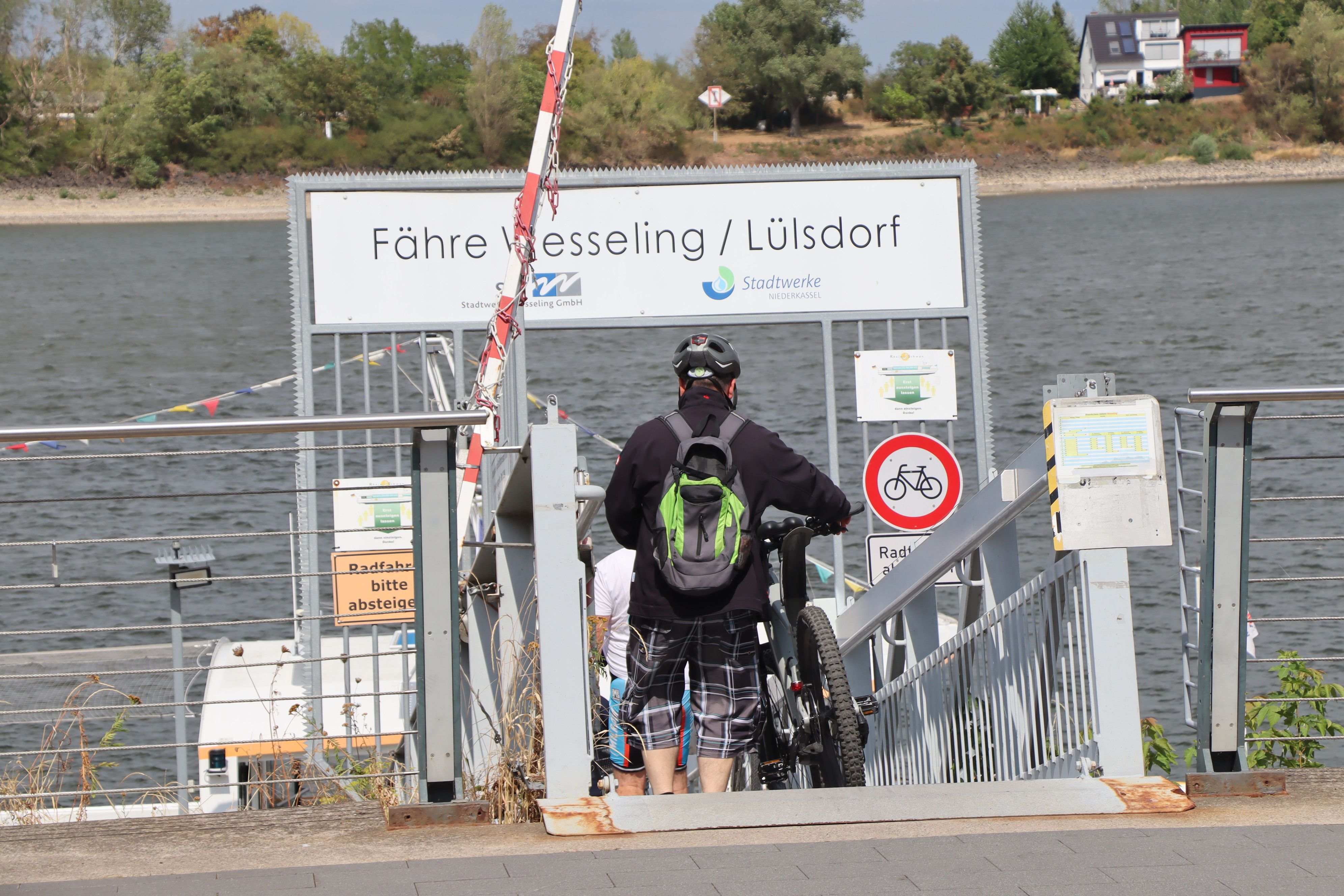 Viele Personen nutzen die Fähre zwischen Weseling und Lülsdorf. Niedrigwasser ist dabei kaum ein Problem. Die Gangway wird allerdings steiler.