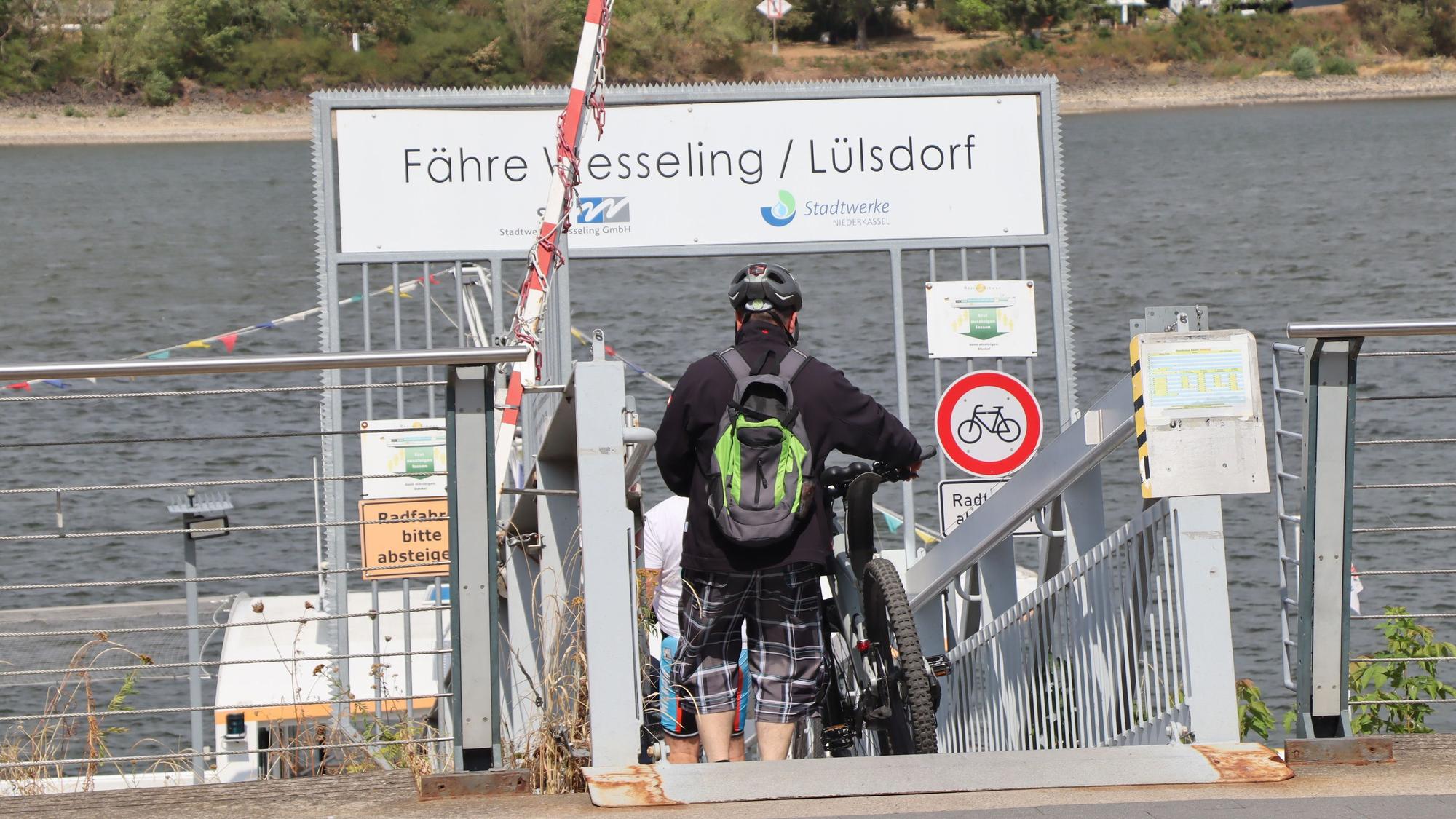 Viele Personen nutzen die Fähre zwischen Weseling und Lülsdorf. Niedrigwasser ist dabei kaum ein Problem. Die Gangway wird allerdings steiler.