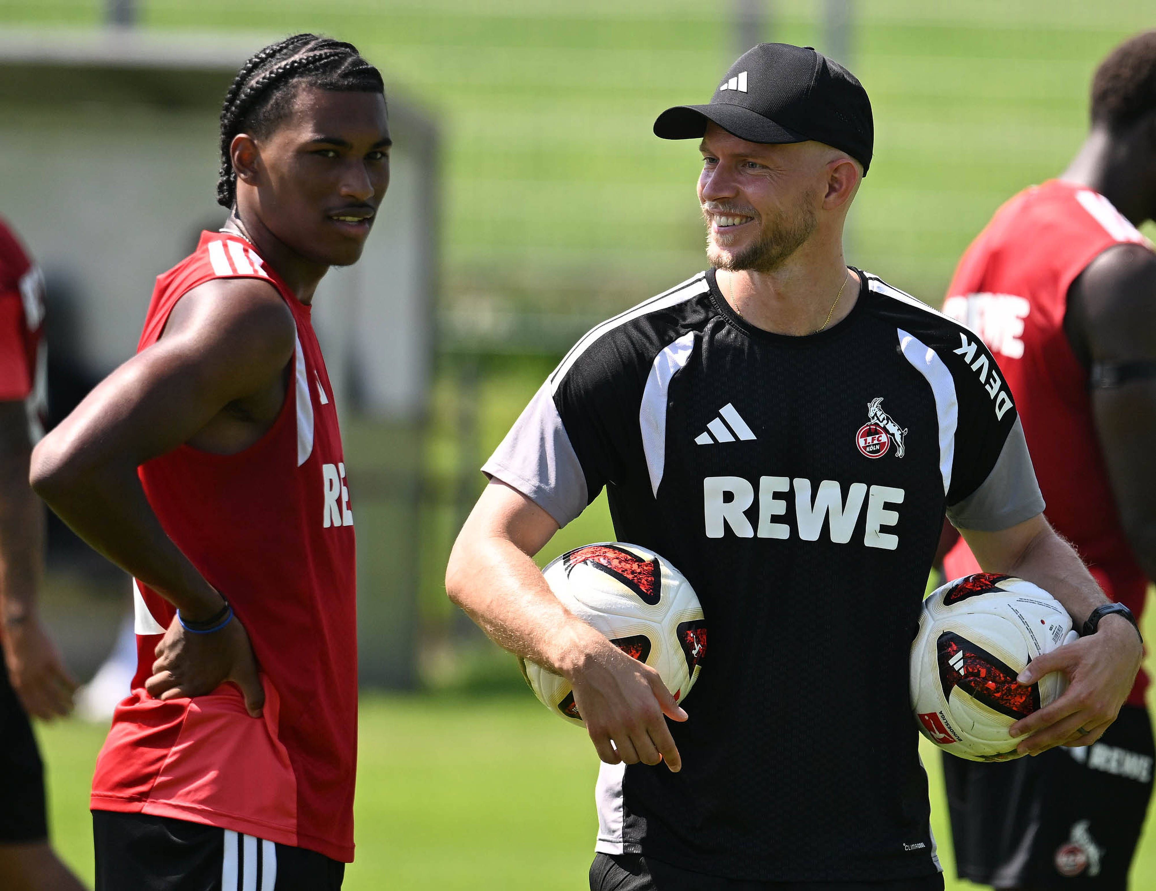 Reigan Heskey und Trainer René Wagner im Austausch auf dem Trainingsplatz in St. Johann