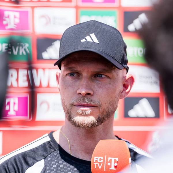 René Wagner steht vor einem FC-Mikrofon.
