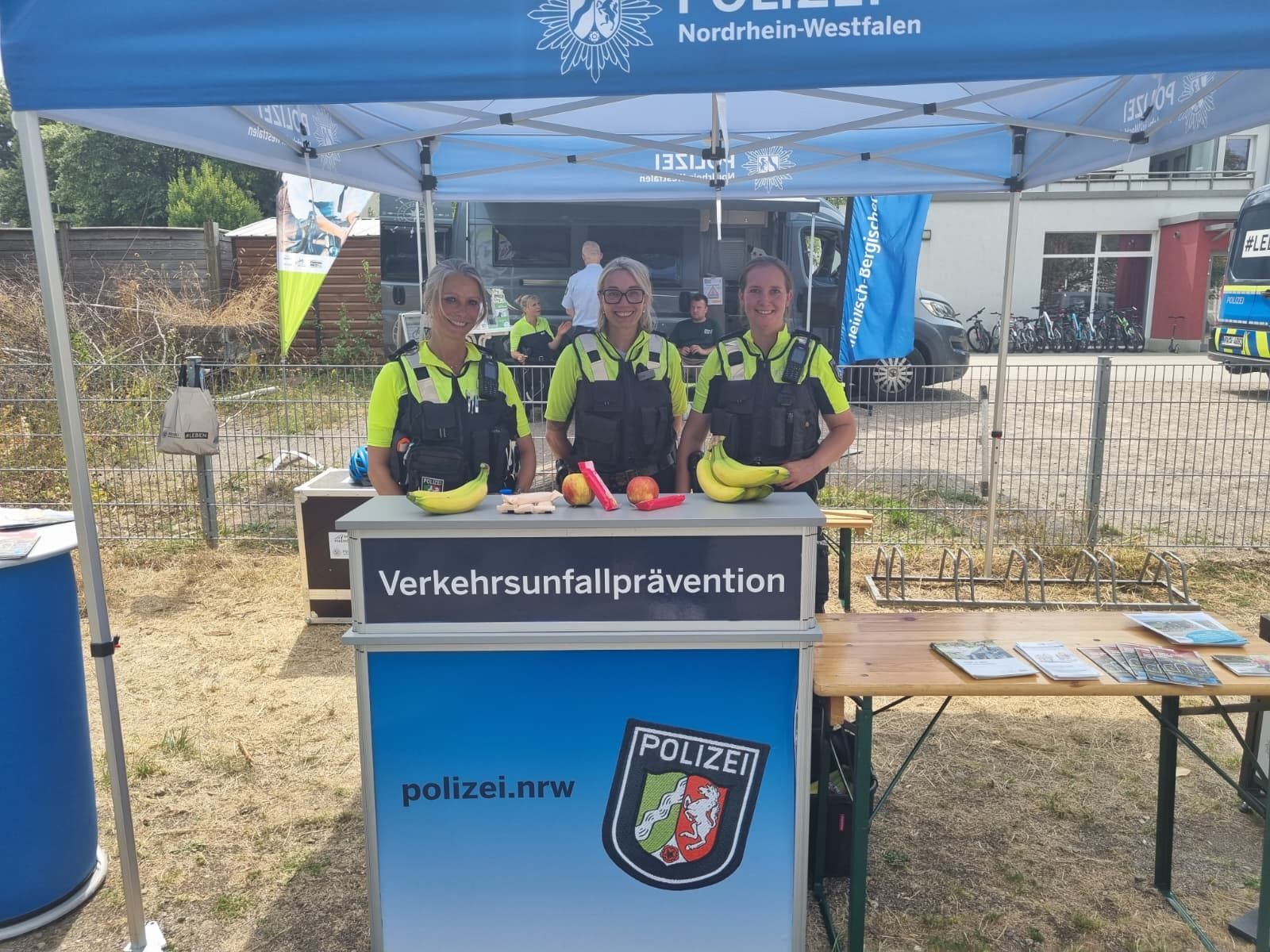 Michaela Barz, Sonja Orbons und Lisa Gademann am Informationsstand von Polizei und Verkehrswacht