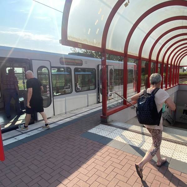 Zu sehen ist die Fußgängerunterführung an der Stadtbahnhaltestelle in Hürth-Fischenich.