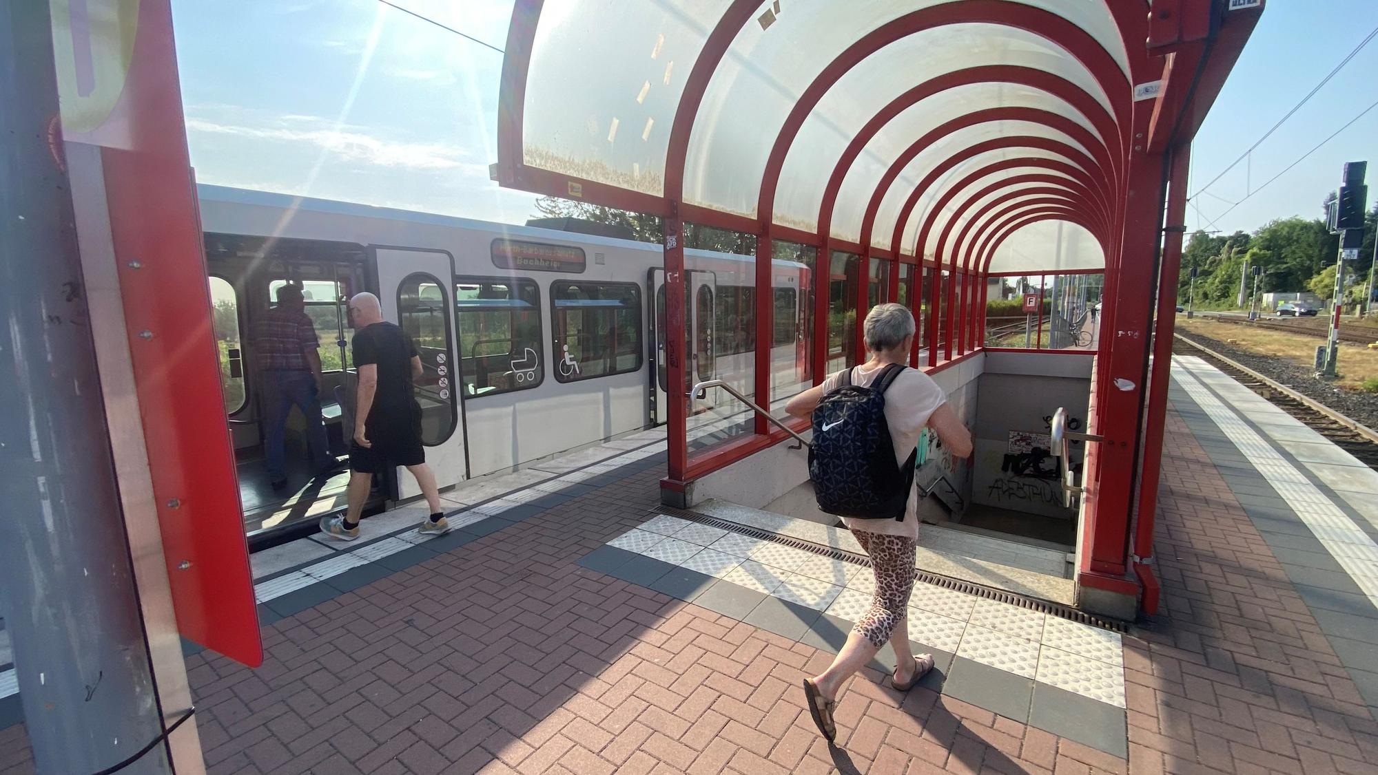 Zu sehen ist die Fußgängerunterführung an der Stadtbahnhaltestelle in Hürth-Fischenich.