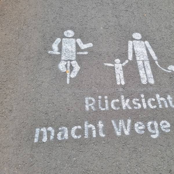 Auch Straßenbemalungen entlang der Balkantrasse machen auf die Thematik aufmerksam