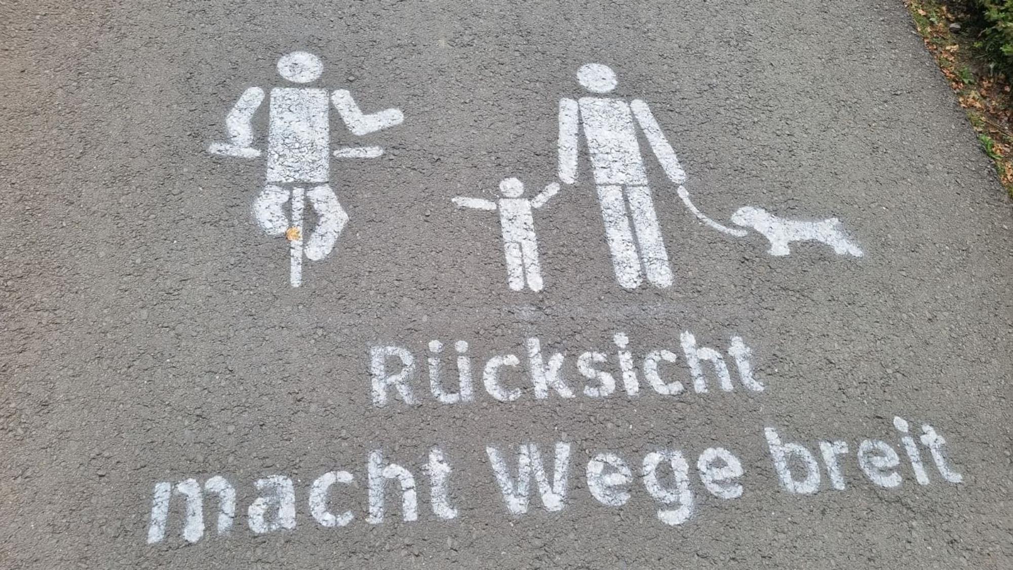 Auch Straßenbemalungen entlang der Balkantrasse machen auf die Thematik aufmerksam