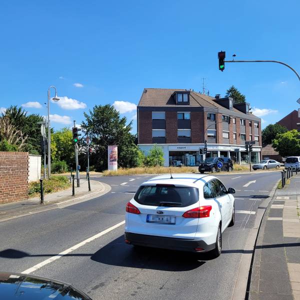 Ein Auto fährt auf eine Ampel zu.