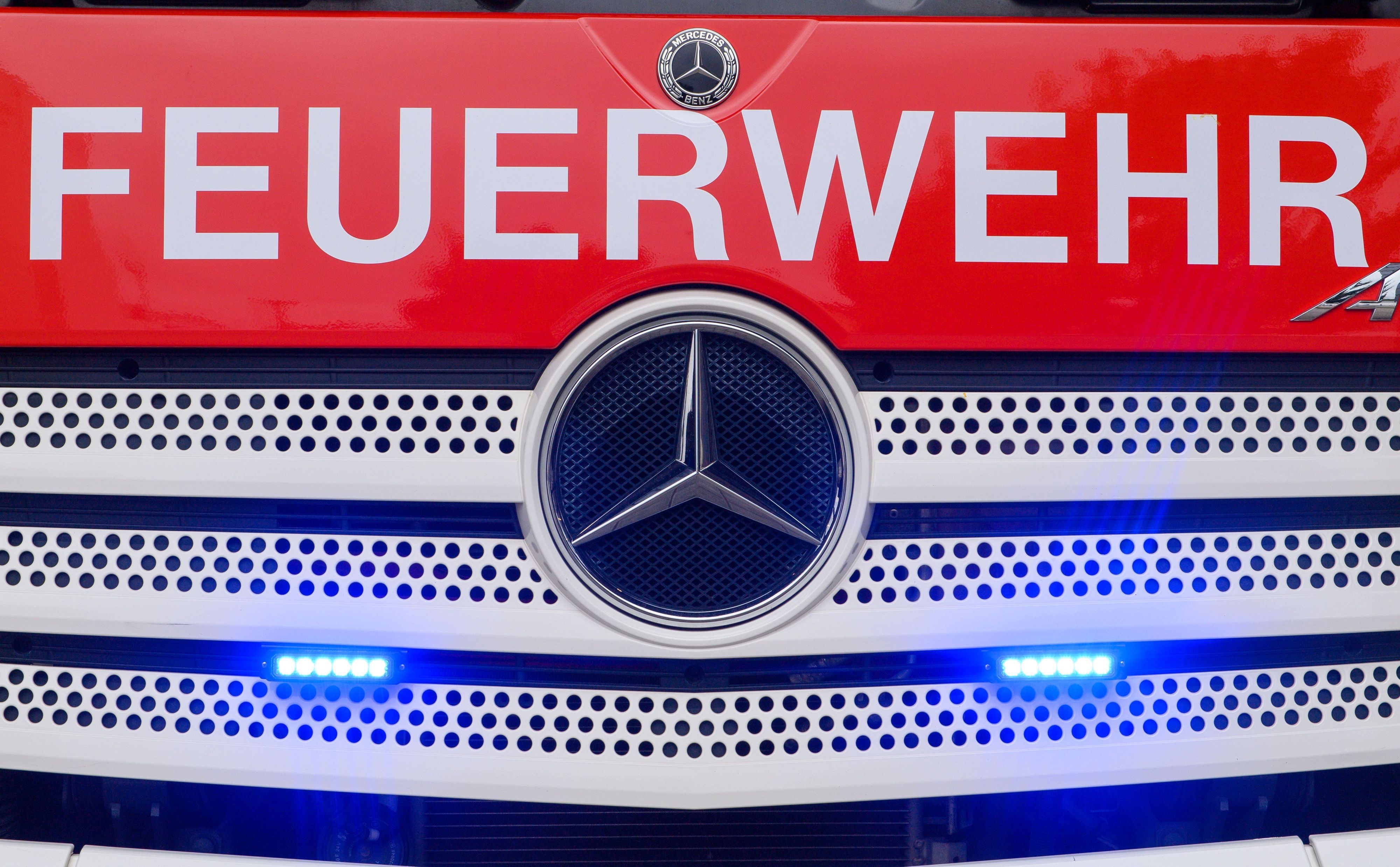 Der Schriftzug «Feuerwehr» steht auf einem Fahrzeug einer Berufsfeuerwehr.