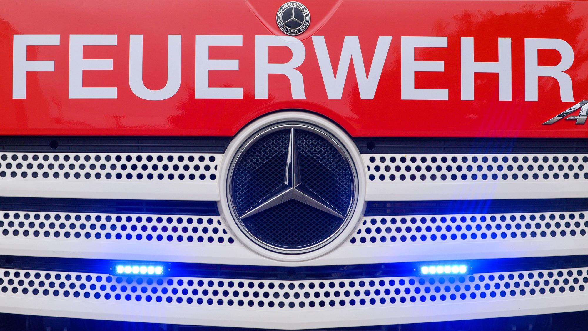 Der Schriftzug «Feuerwehr» steht auf einem Fahrzeug einer Berufsfeuerwehr.