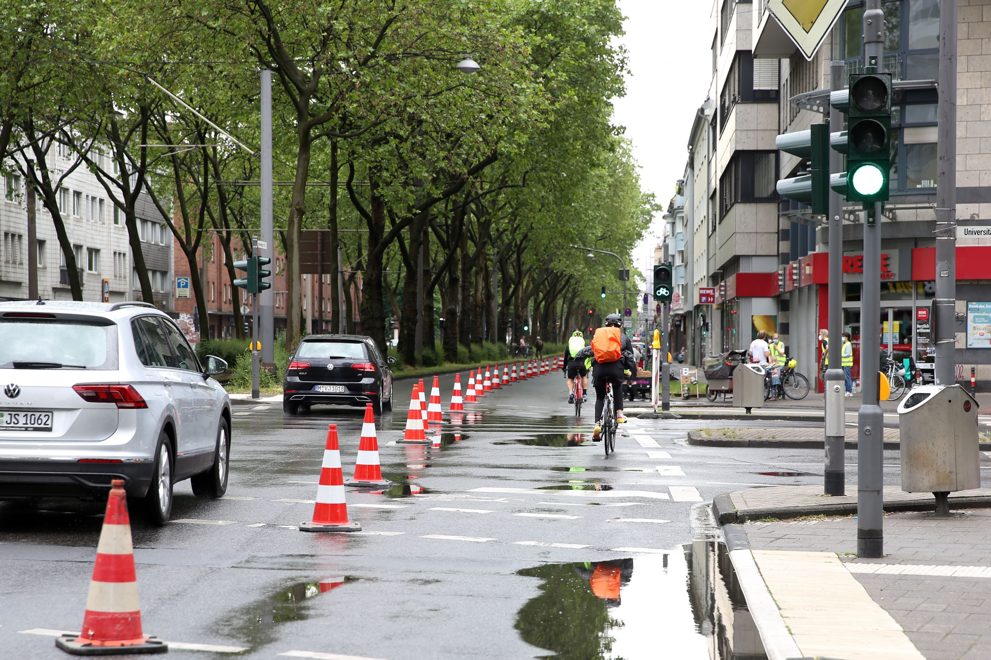 Auf der Luxemburger Straße in Höhe von Universitäts- bis Sülzburgstraße wurde 2021 stadtauswärts ein geschützter Pop-up-Radweg eingerichtet.