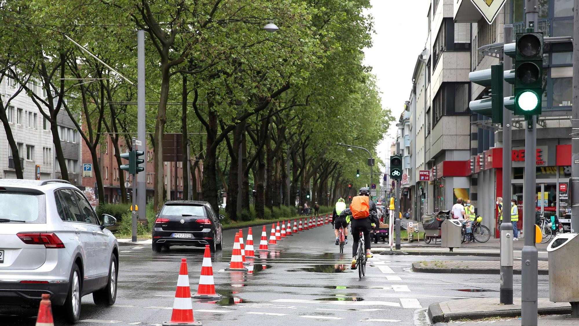 Auf der Luxemburger Straße in Höhe von Universitäts- bis Sülzburgstraße wurde 2021 stadtauswärts ein geschützter Pop-up-Radweg eingerichtet.