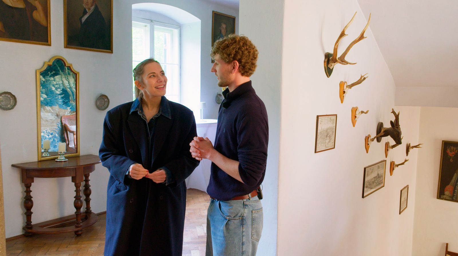 Reporterin Carolin von der Groeben besucht Caspar Freiherr von Gumppenberg in seinem Schloss.  (Bild: HR)