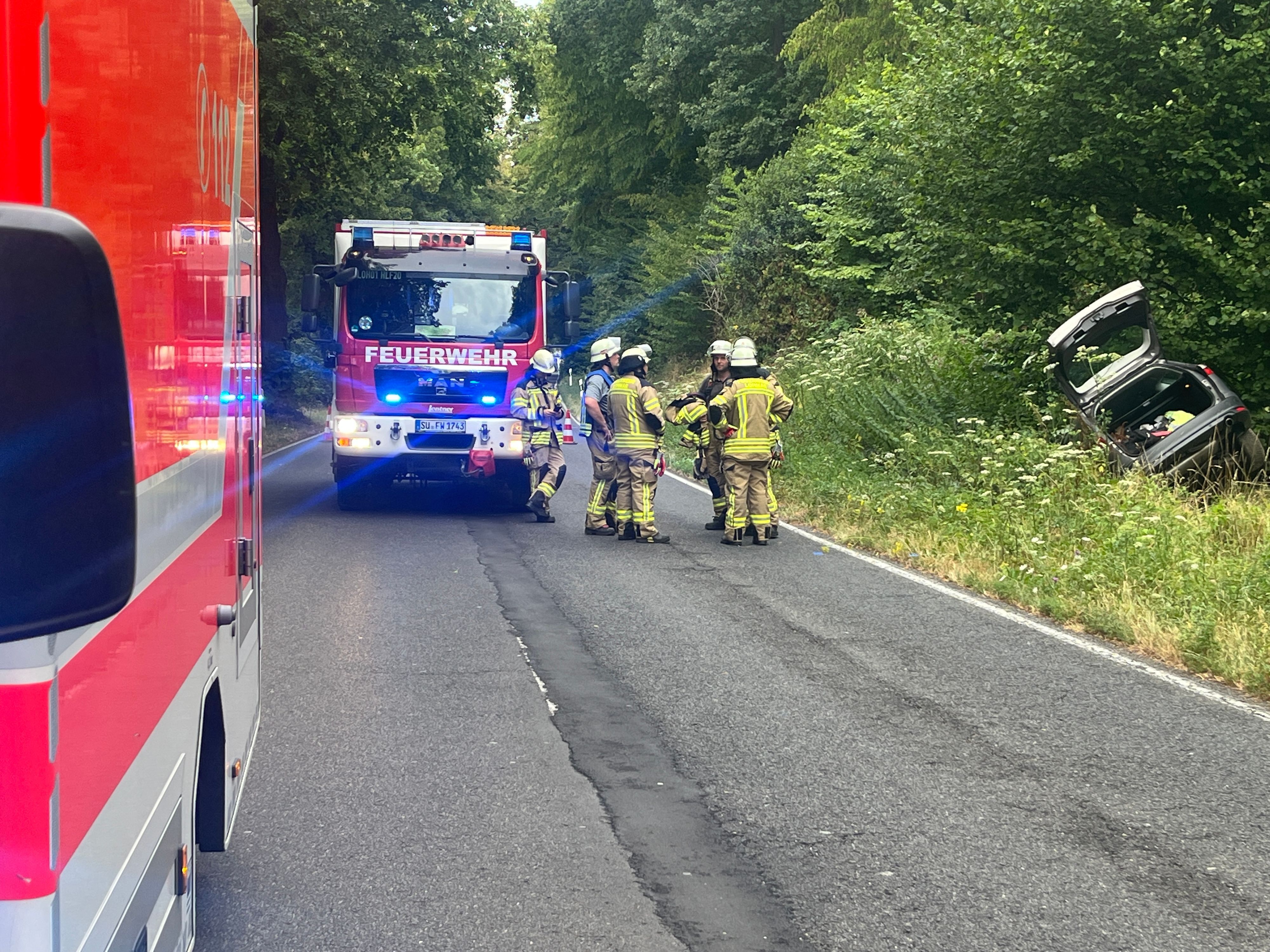 Ein Auto ist am Donnerstag (30. Juli) in Lohmar in einen Graben gerutscht und mit der Front voran in einen kleinen Bachlauf abgetaucht, um einem entgegenkommenden Wagen auf seiner Spur auszuweichen.