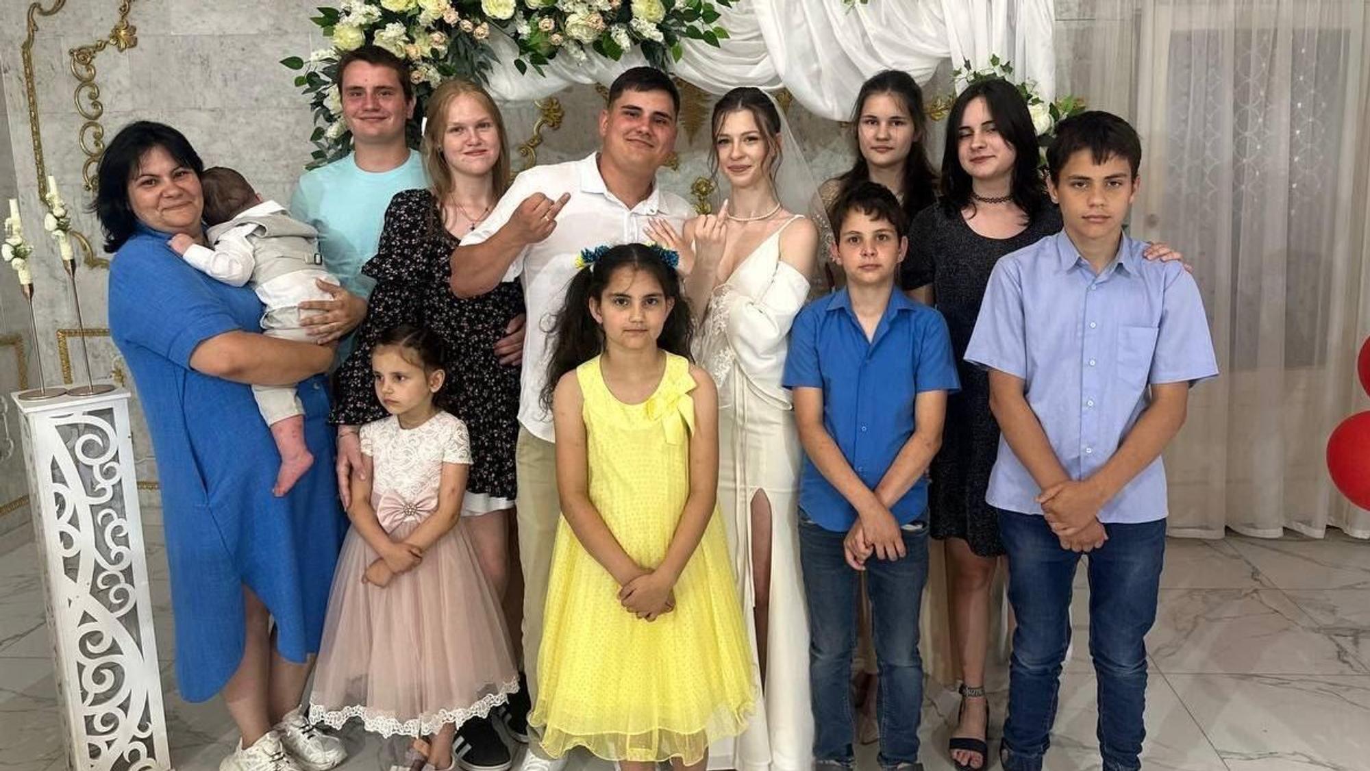 Der ukrainische Präsident Wolodymyr Selenskyj veröffentlichte ein Foto von der Familie, deren Wohnhaus in Krywyj Rih von einer russischen Rakete getroffen wurde.