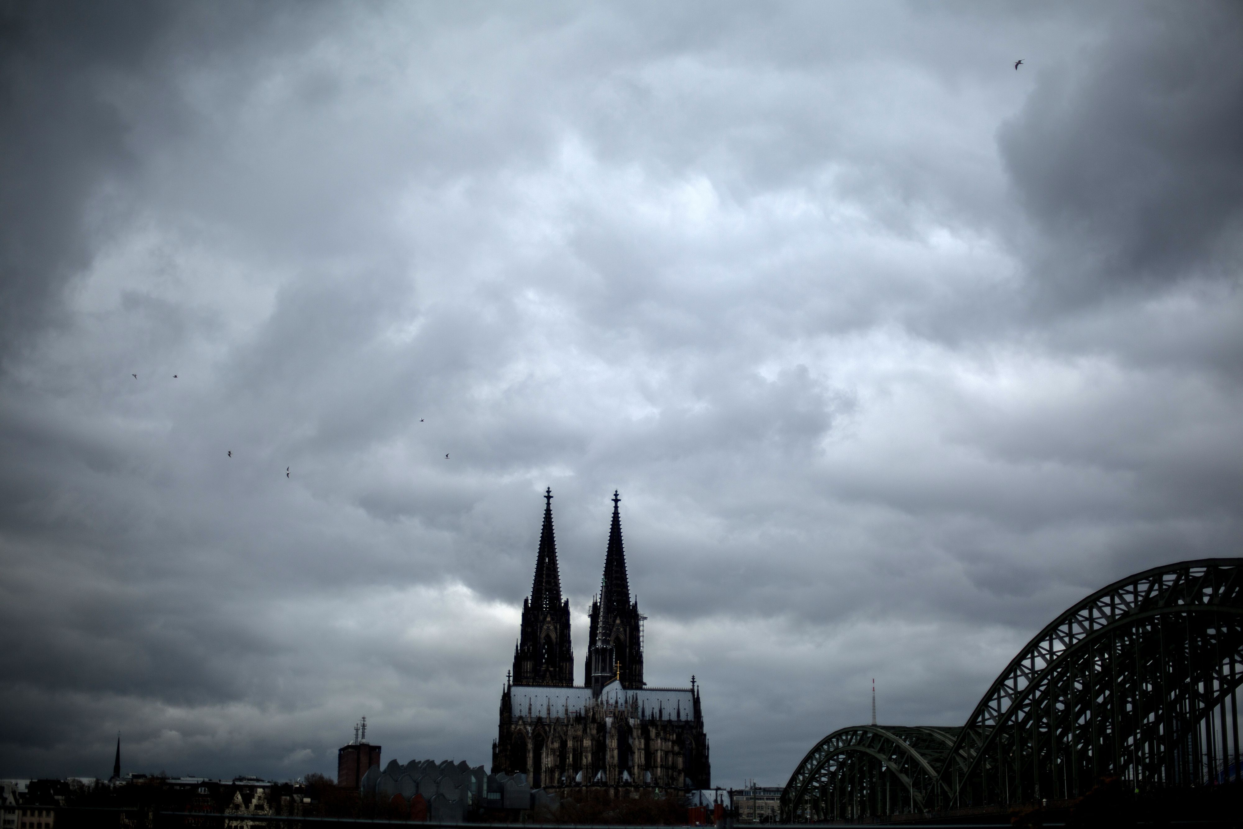 Dunkle Wolken ziehen in Köln am Dom vorbei. (Archivbild)