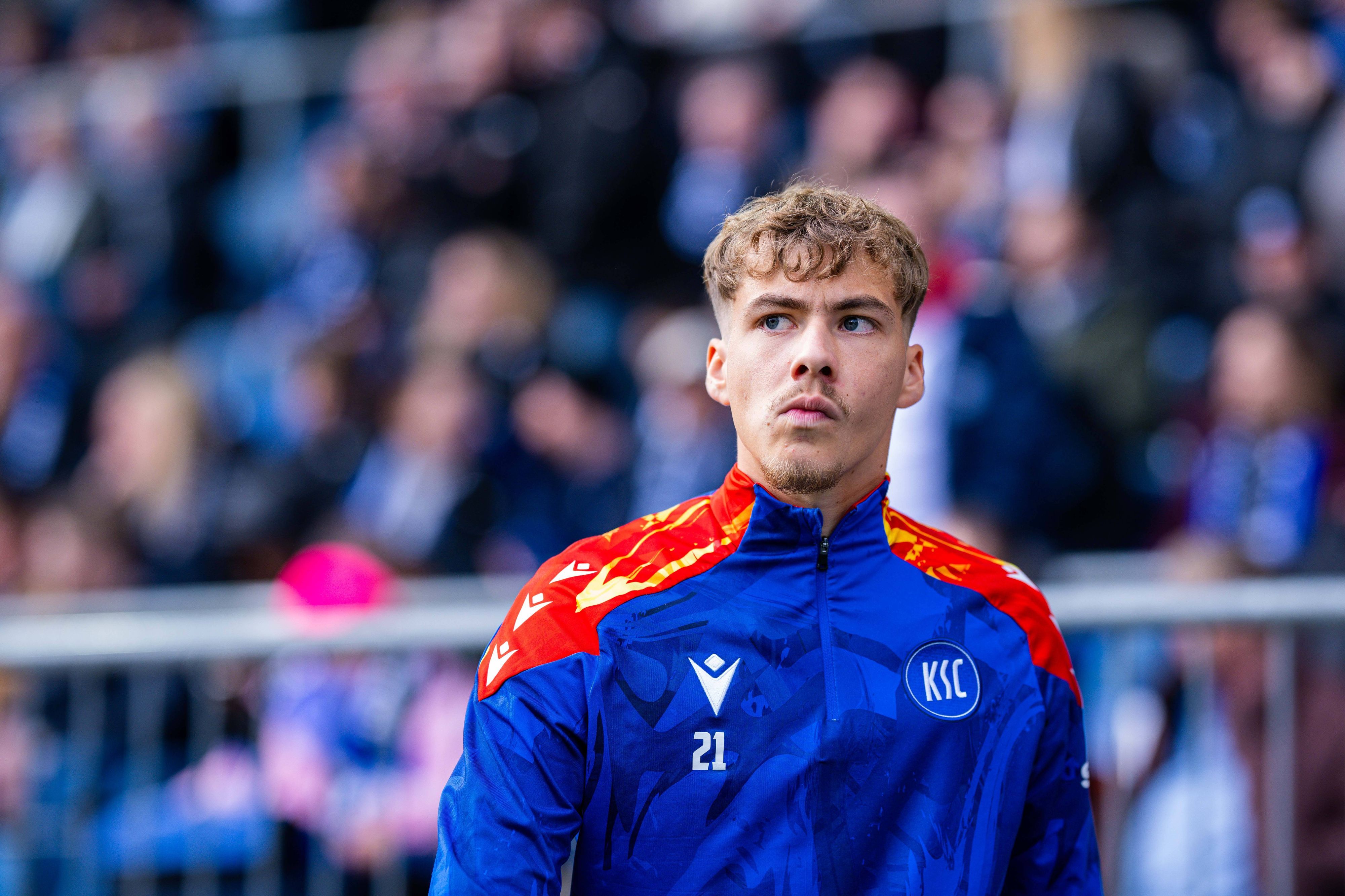 Meiko Wäschenbach im KSC-Trainingsjacke.