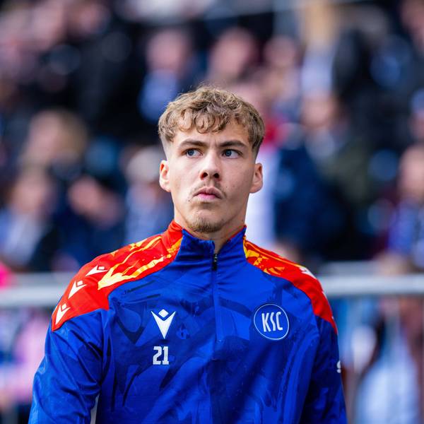 Meiko Wäschenbach im KSC-Trainingsjacke.