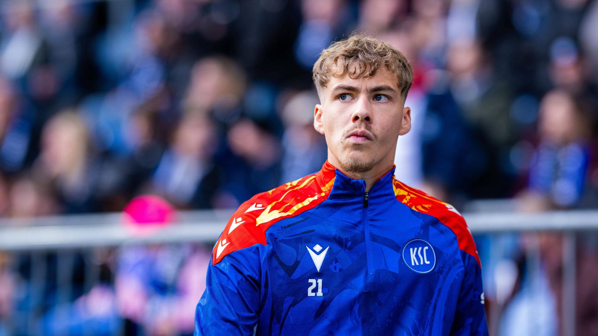 Meiko Wäschenbach im KSC-Trainingsjacke.